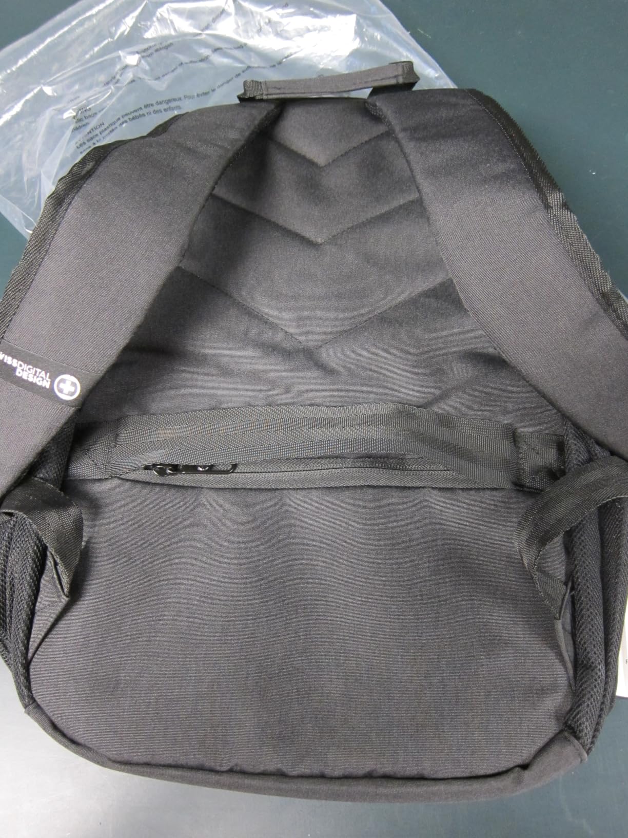 Swissdigital Design Men's 17 Inch Laptop Backpack with Apple Find My Network and USB Charging Port, Large Capacity Business Travel Backpack for College and Business Black | SD1643FB-01 customer photo 1