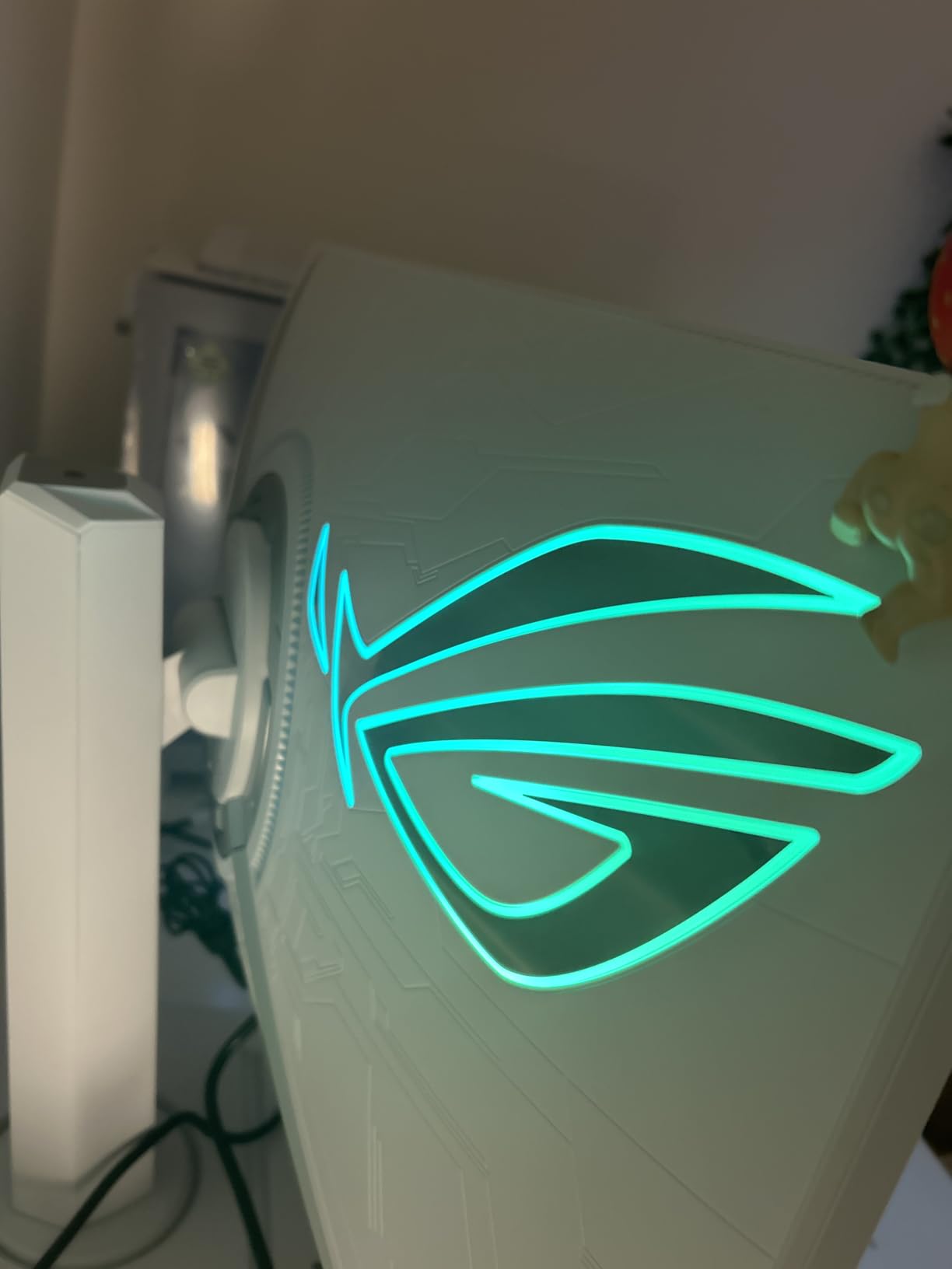 ASUS ROG Strix 27 inch 1440P USB-C HDR Gaming Monitor (XG27ACG-W) - White, QHD, 180Hz, 1ms, Fast IPS, DCI-P3 95%, Extreme Low Motion Blur Sync, G-Sync Compatible, 3yr Warranty customer photo 1