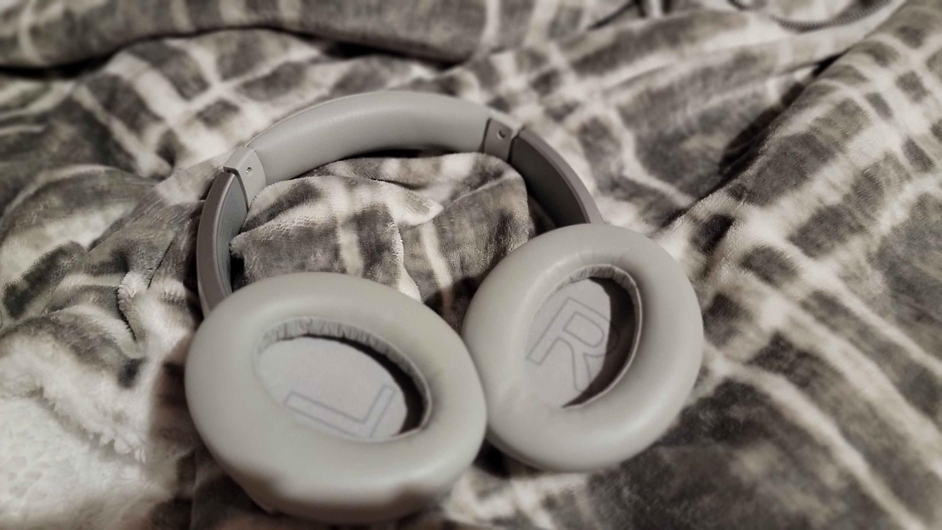 Soundcore Anker Life Q20 Hybrid Active Noise Cancelling Headphones, Wireless Over Ear Bluetooth Headphones, 60H Playtime, Hi-Res Audio, Deep Bass, Foam Ear Cups, Travel, Office, USB-C Charging customer photo 1