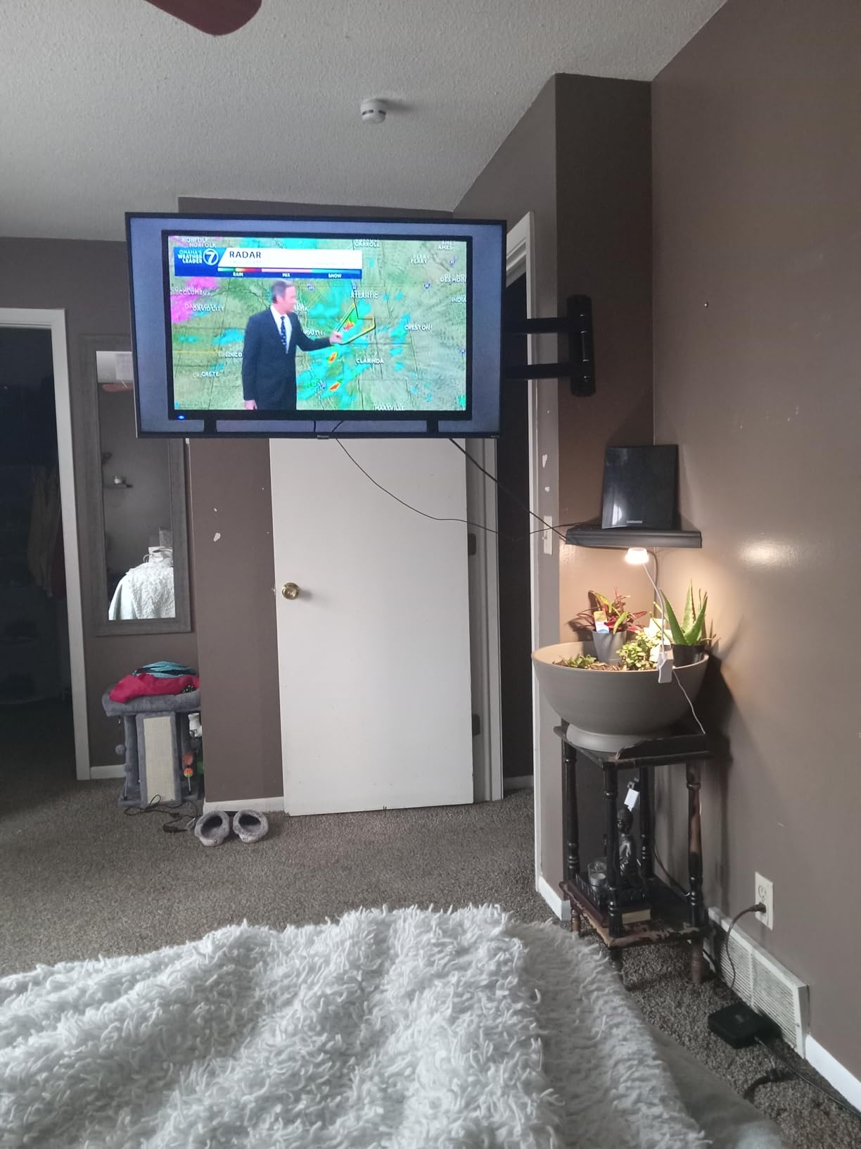 Perlegear Long Arm TV Wall Mount for 26-70 inch TVs up to 100 lbs, Corner TV Mount Bracket with 31.65