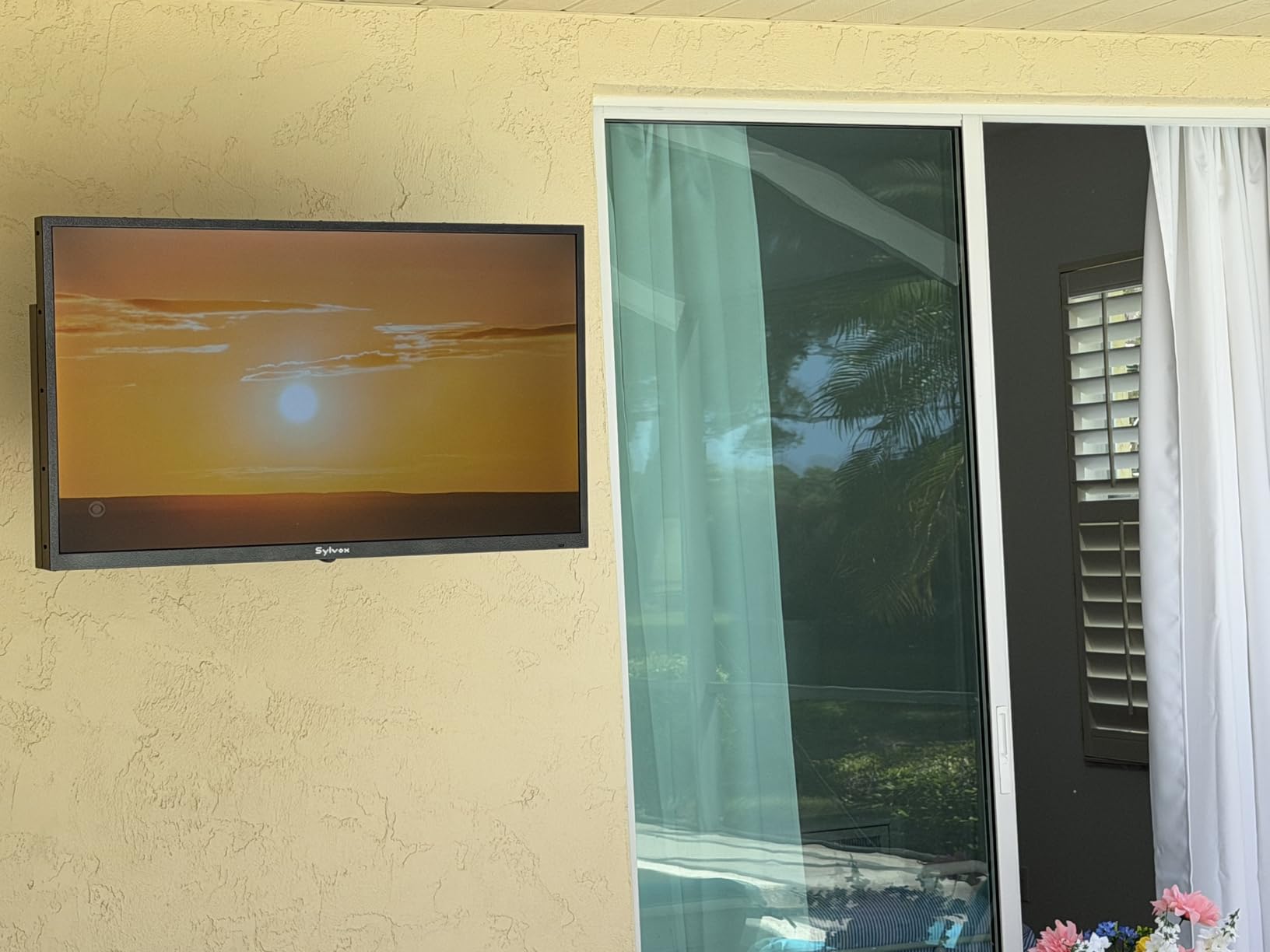 SYLVOX Outdoor TV, 43 inch Smart TV Waterproof Outdoor TVs, 4K Weatherproof Television for Outside, Support Google Assistant, Chromecast, 1000 nit Brightness Partial Sun (Deck Pro 2.0/2024) customer photo 2