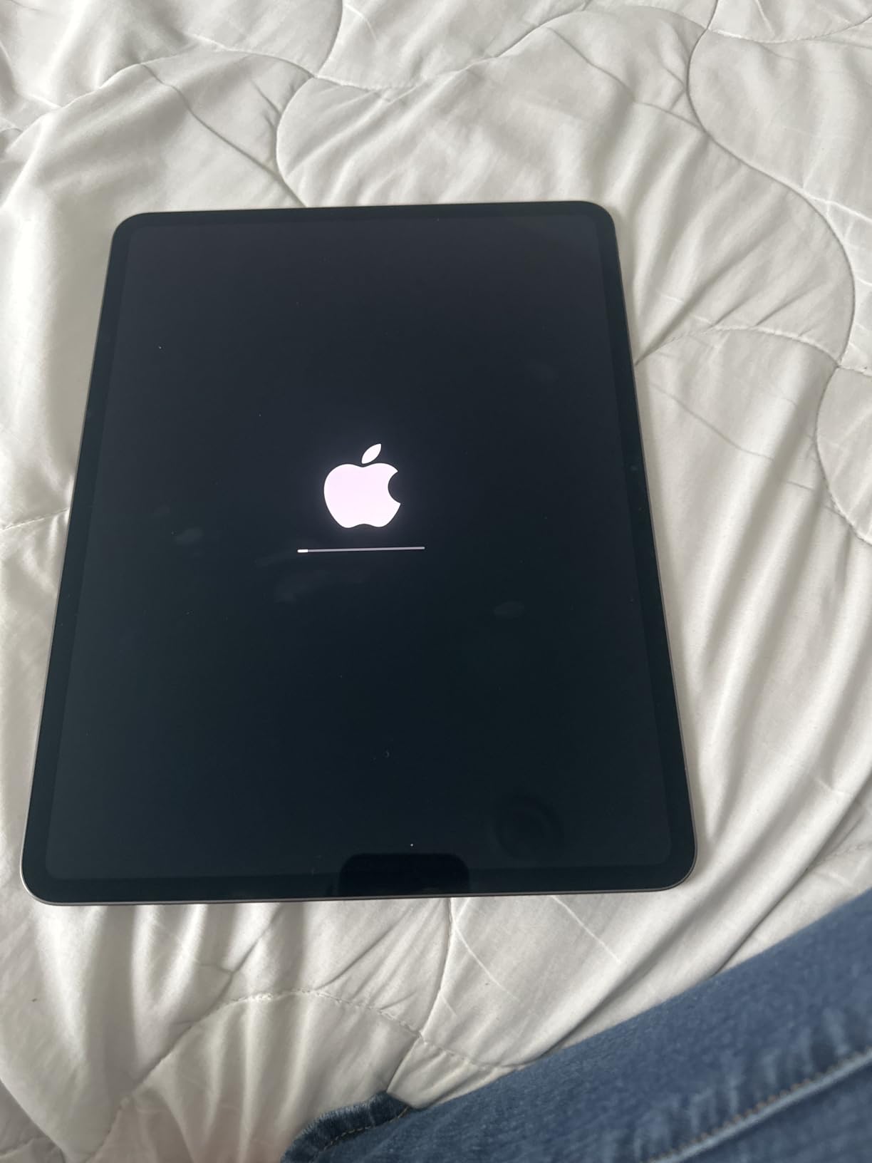 Apple iPad Pro 13-Inch (M4): Built for Apple Intelligence, Ultra Retina XDR Display, 512GB, 12MP Front/Back Camera, LiDAR Scanner, Wi-Fi 6E, Face ID, All-Day Battery Life - Space Black customer photo 1