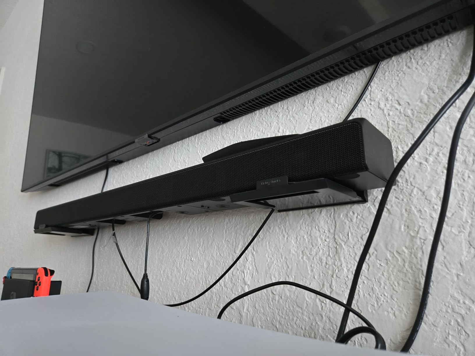 HangSmart TV Soundbar Mount NO Stud & NO Drill Easy Install, DIY Universal Sound Bar Wall Mount Bracket, Holds up to 50LBS, Adjustable fits Most Soundbars (Black) customer photo 1