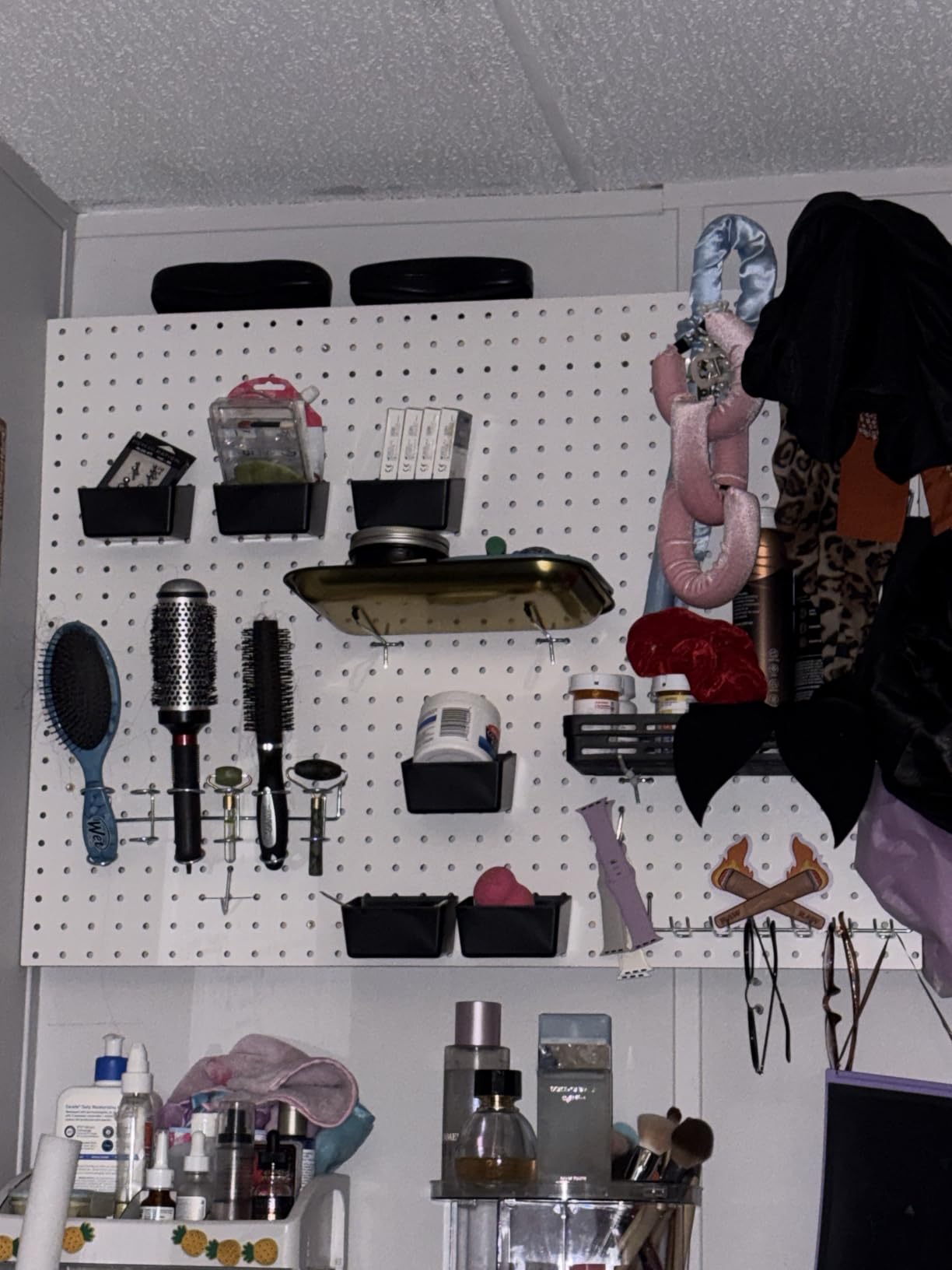 300-Piece Pegboard Hook Set, Pegboard Organizer Accessories for Hanging, Durable Metal Hooks for Tool Organization, Garage, Workshop, and Craft Storage customer photo 2