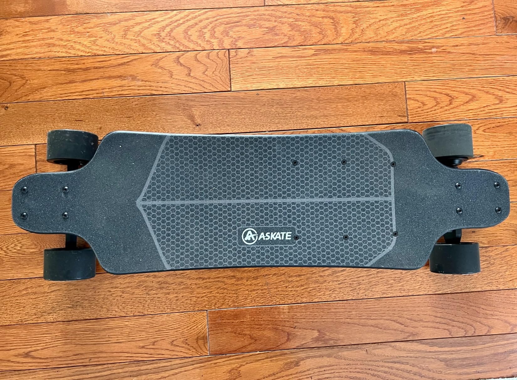 A1 Electric Skateboard with Remote, Rang Up to 17 Miles/24, 8 Ply Canadian Maple, Smooth Breaking, Suitable for Younger Beginners customer photo 1
