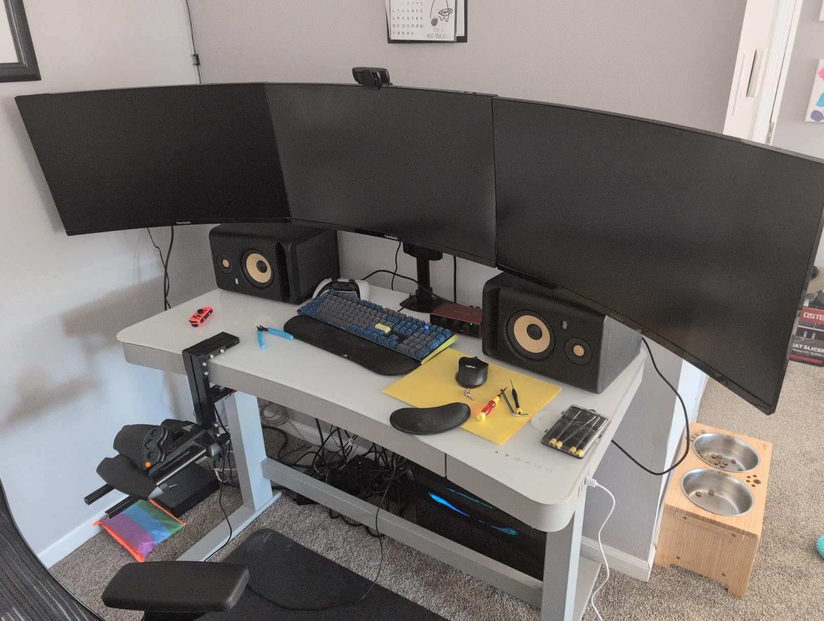 ErGear Triple Monitor Mount for 13-27 inch Screens, Premium Aluminum Triple Monitors Stand up to 17.6 lbs, Sturdy 3 Monitor Desk Mount with Swivel, Tilt, Rotation, Max VESA 100x100mm customer photo 2