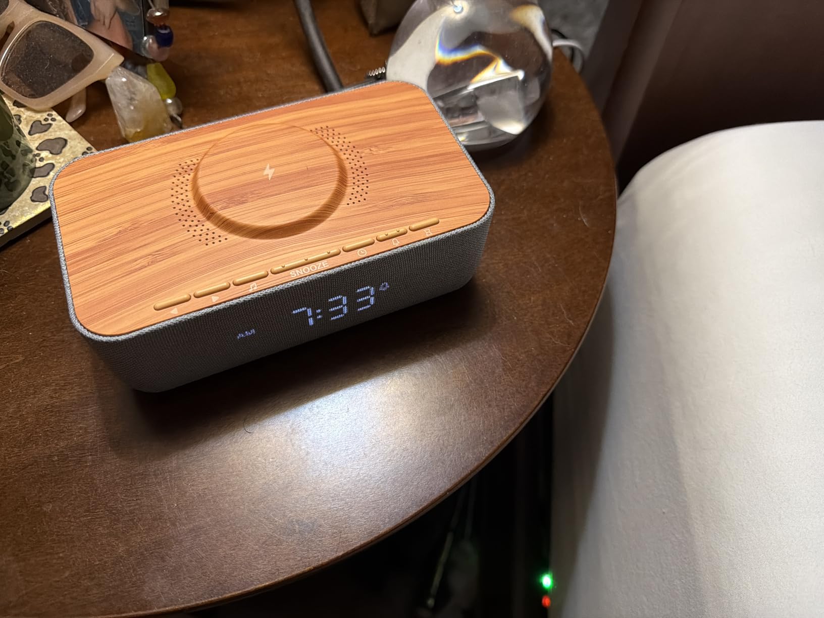 REACHER 15W Fast Magnetic Wireless Charging Alarm Clock with White Noise Machine, Woodgrain Style, 20 High-Fidelity Sounds, Gradual Wake & Snooze, 0-100% Dimmable Digital Clock, Bedroom & Office customer photo 2