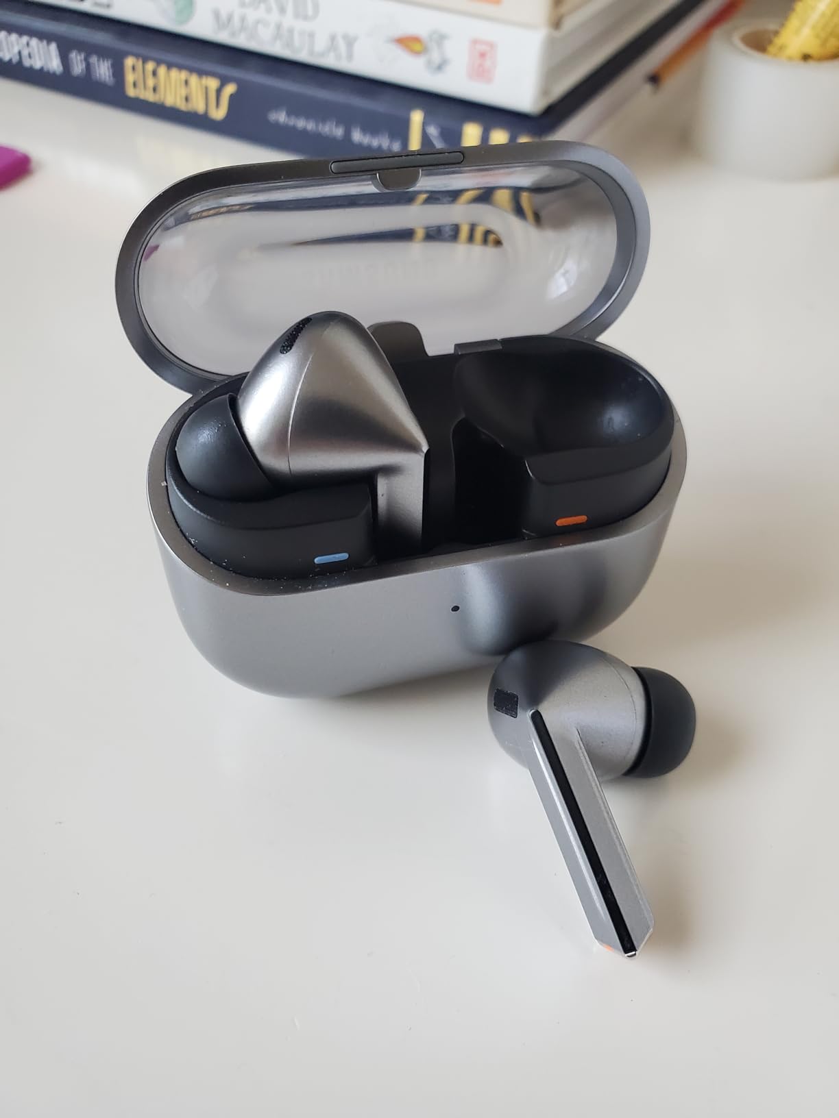 Samsung Galaxy Buds 3 Pro AI True Wireless Bluetooth Earbuds, Noise Cancelling, Sound Optimization, Redesigned Comfort Fit, Silver [US Version, Amazon Exclusive, 2Yr Warranty] customer photo 2