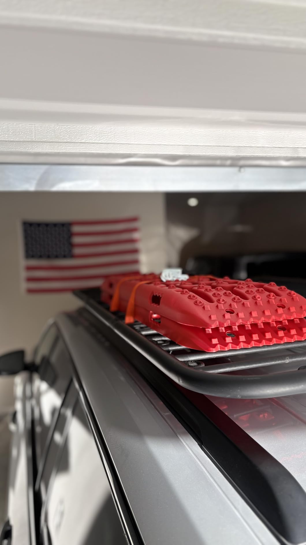 VEVOR 10 TON Traction Boards with PP Material, Recovery Boards for Off-road Vehicles/Cars/Pickups/SUVs/RVs, Pair Tire Traction Mats on Snow, Sand, Mud and Loose Terrain, Storage Bag, Long, Red customer photo 1