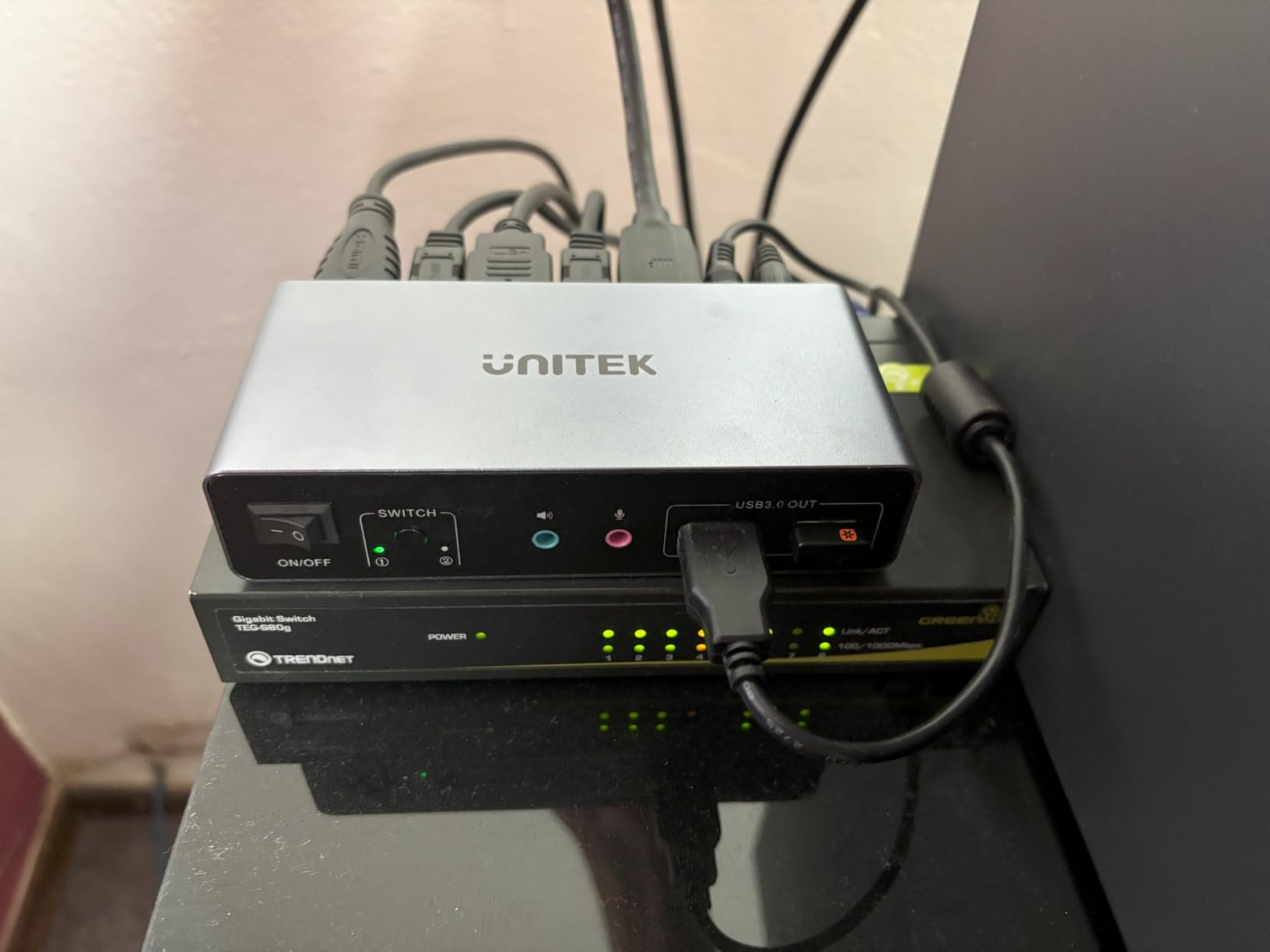 Unitek HDMI KVM Switch 2 Monitors 2 Computers 4K@60Hz USB 3.0 KVM Switches Share Dual HDMI Monitors 3 USB Ports for Keyboard Mouse Hard Drives Mic Headset Ports 2 Cable DC 5V Adapter Controller customer photo 2