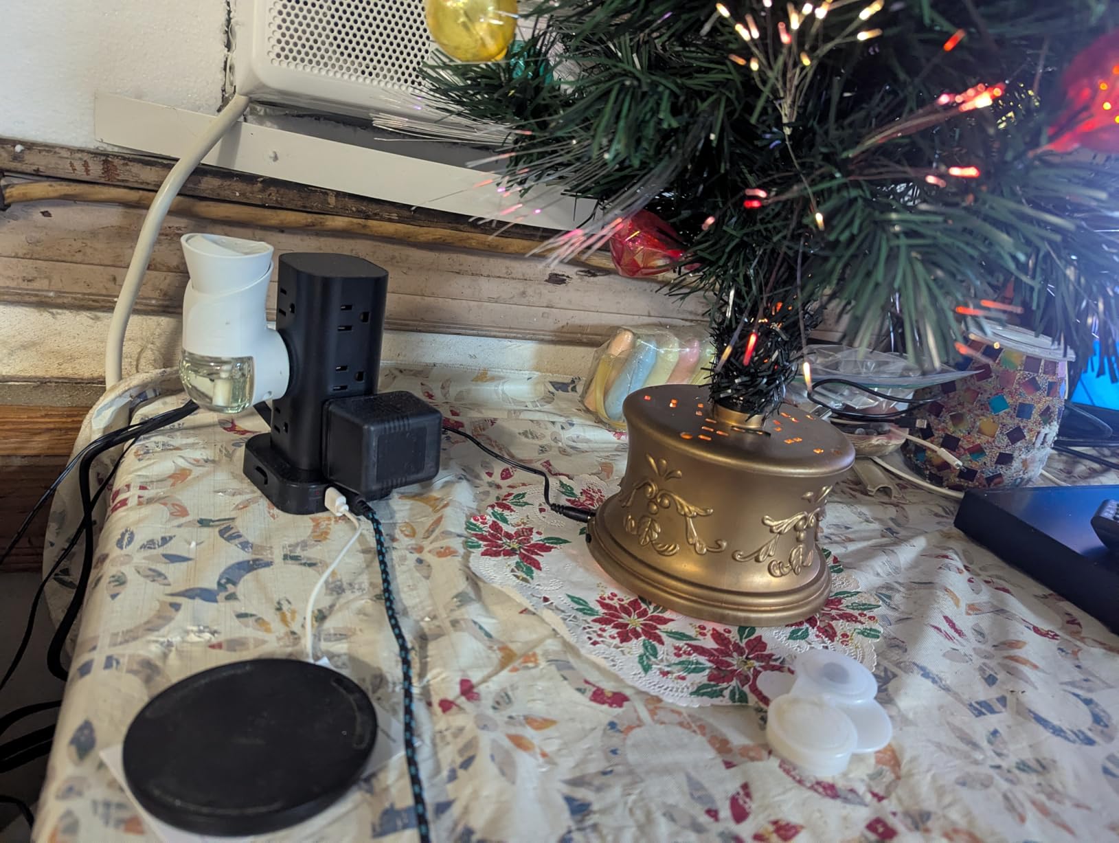 Tower Power Strips with Surge Protection, 6FT Flat Extension Cord with Multiple Outlets, 12 AC 4 USB Ports, Overload Protection Charging Station for Office Home Dorm Room Travel (White) customer photo 2