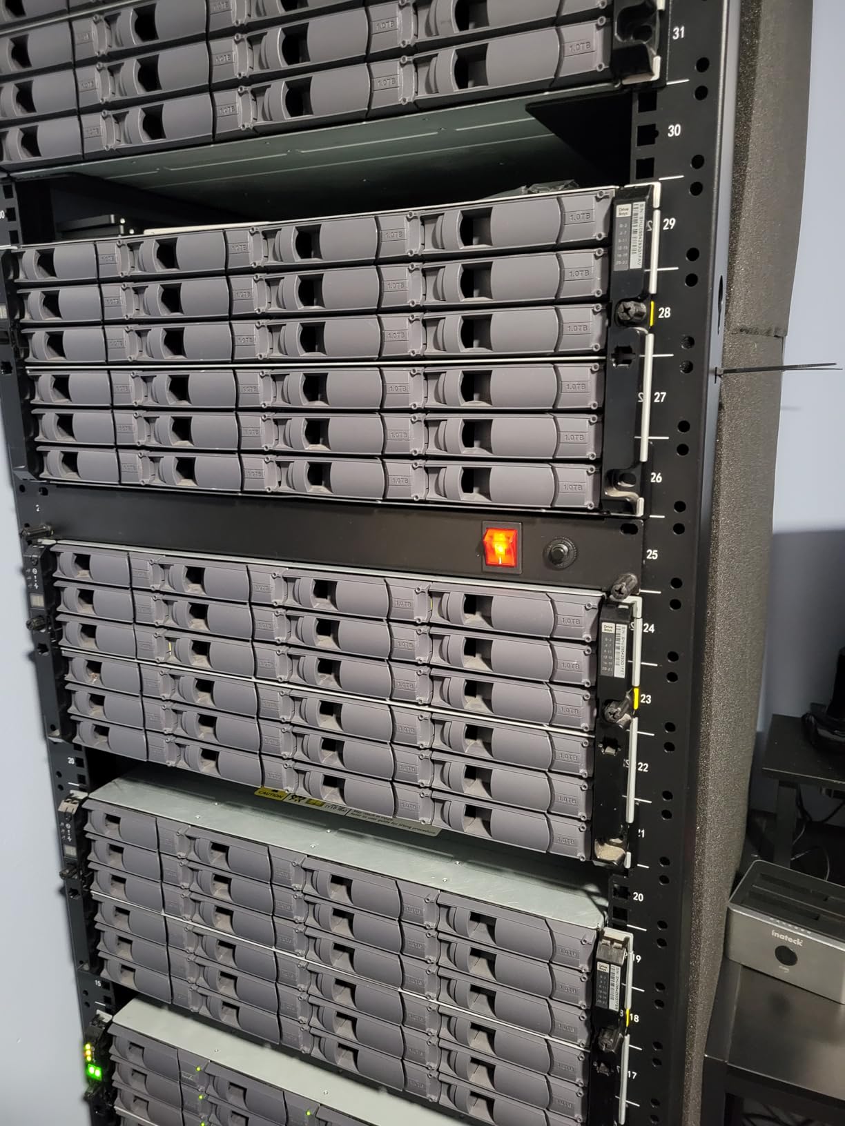 VEVOR 8 Outlet Horizontal 1U Rack Mount PDU Power Strip for Network Server Racks, Surge Protection & Overload Protection, 110-125V/15A, with 6ft 14AWG Power Cord customer photo 1