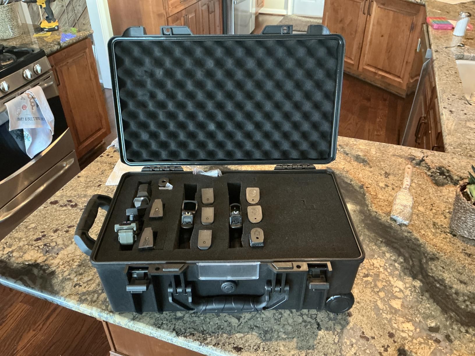 VEVOR Weatherproof Hard Case, Heavy Duty Protective Dry Box with Pre-Cut Foam, Wheels & Retractable Pull Handle for Travel, Hunt, Military, Tactical, IP67 Waterproof Case for Cameras (21.7*13.4*9.5