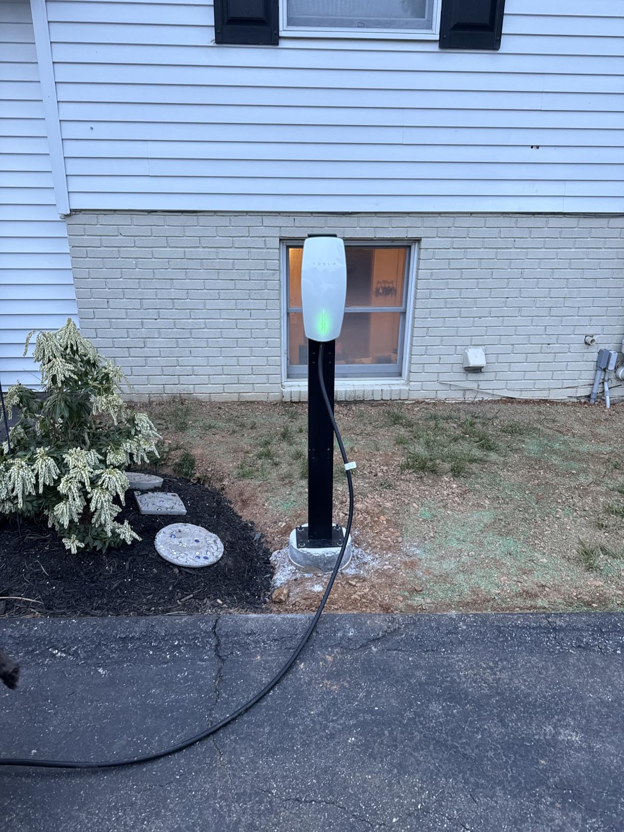 Tesla Charger Pedestal Outdoor EV Charger Stand with Holder for EV Charging Station Black customer photo 1