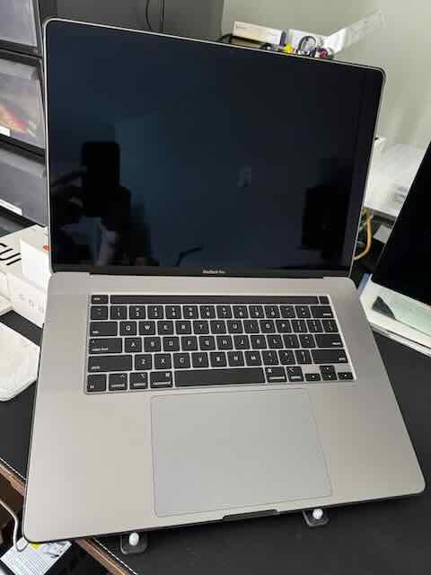 Lightweight Carbon Fiber Laptop Stand Foldable Portable 8 Angles Adjustable Laptop Holder Riser Ventilated Cooling Notebook Computer Stand up to 17.3