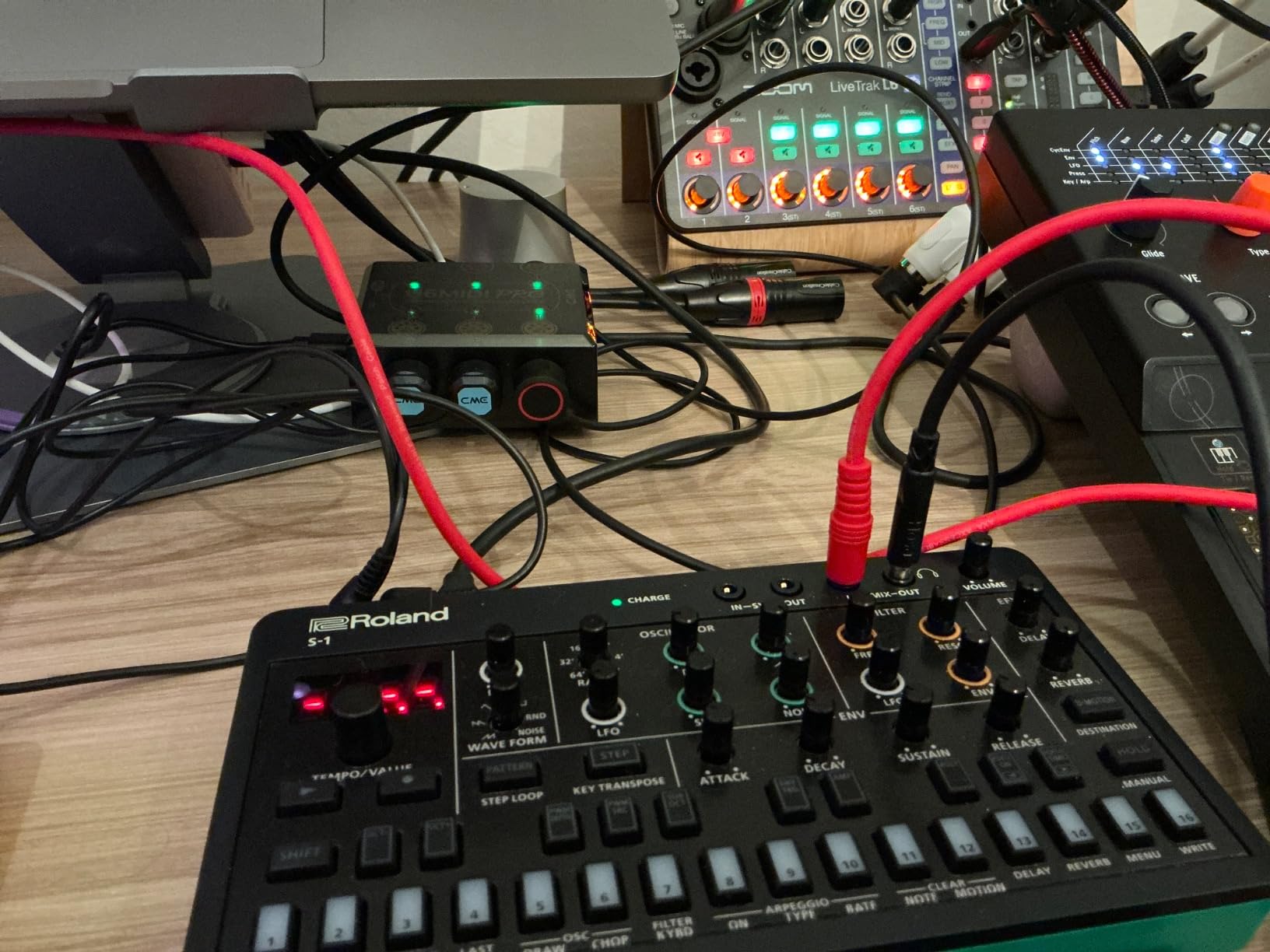 MIDI Cable, 5-Pack 2FT 5-pin DIN 45-degree Mirrored Angled Plug Ultra-Thin Plugs for Compact Spaces Compatible with keyboards, synthesizers, controllers, via standard 5-pin DIN MIDI In/Out/Thru ports customer photo 2