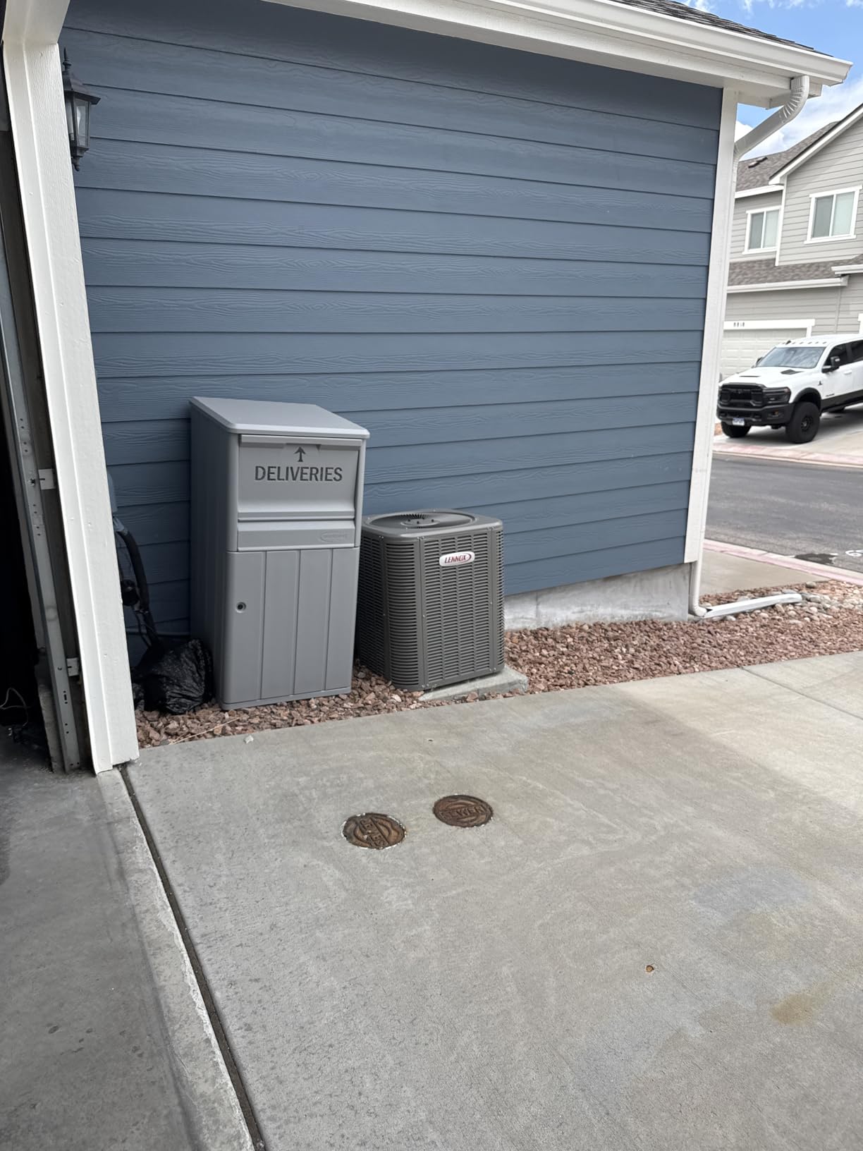 Suncast 33.5-Gallon Capacity Package Delivery Box, Parcel Drop Box with Lock, Weather Resistant Outdoor Storage Solution for Secure Package Deliveries, Made in USA customer photo 1