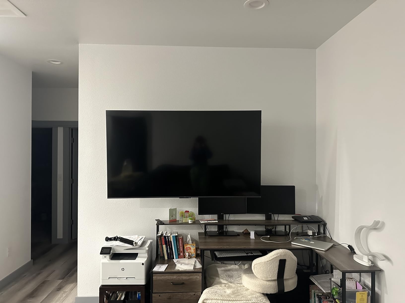 Mount-It! Pull Down TV Mount, Drop Down Wall Mount with Gas Spring Arm, Height-Adjustable TV Mount for 37-80 Inch TVs, Full Motion Swivel Tilt Bracket for Fireplace, Fits VESA 600x400, Up to 88 lbs customer photo 1