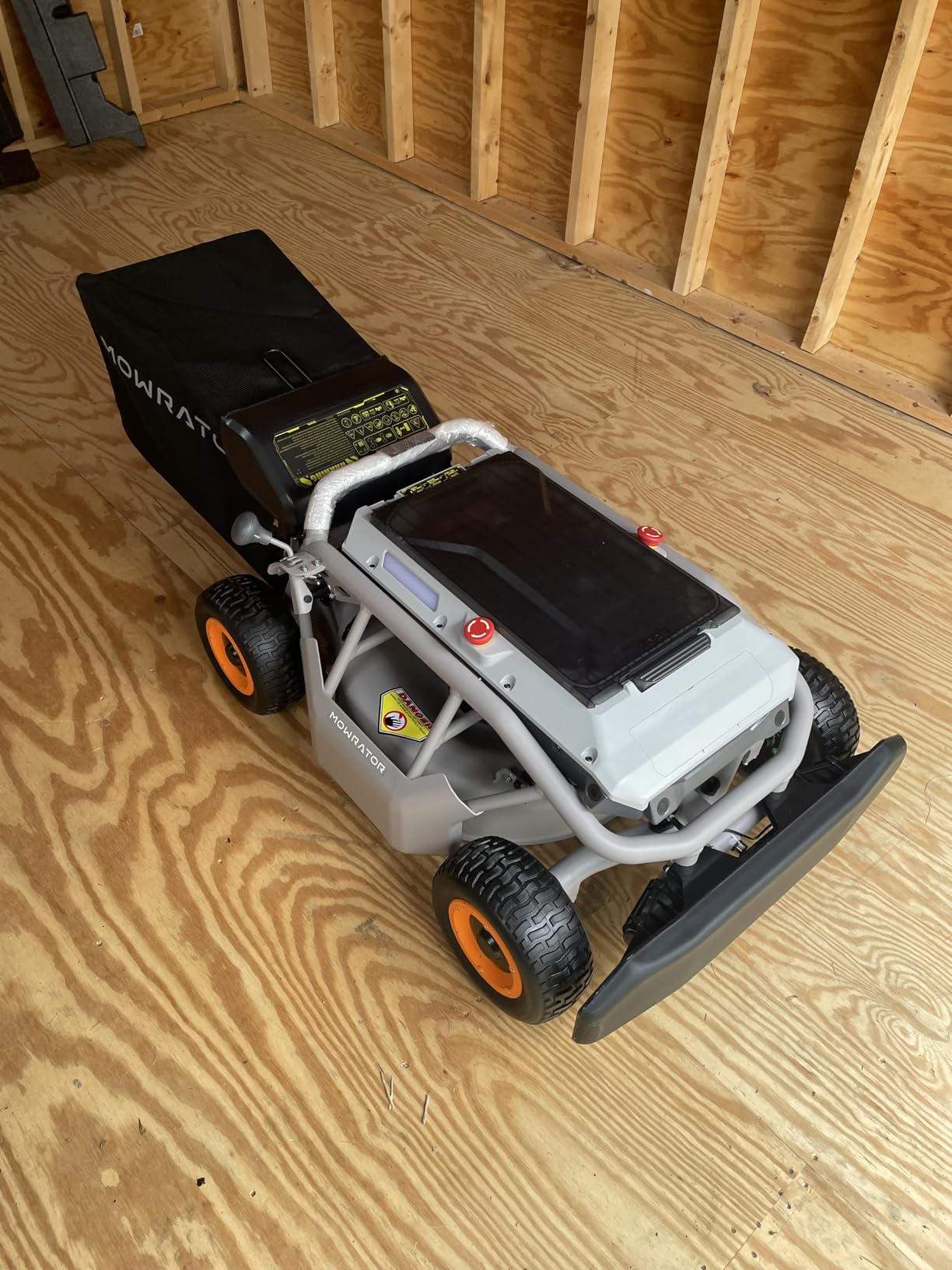 S1 4WD 18Ah Remote Control Lawn Mower, All-Season Yard Care, 75% (37) Slope Climbing, with Leaf Shredding Vacuum, 21