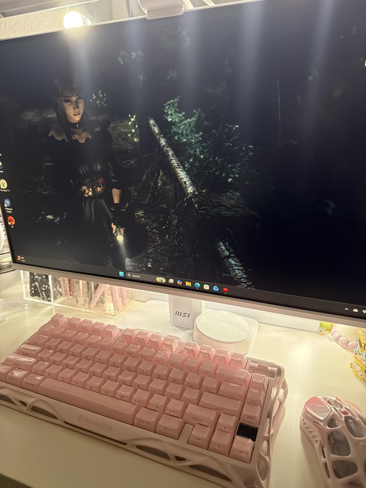 msi PRO MP251W E2 24.5-inch IPS 1920 x 1080 (FHD) Gaming Office Monitor, 120Hz, Adaptive-Synch, HDR Ready, HDMI, VGA Port, Display Port, VESA Mountable, Tilt, Speaker, 4-Side Slim Bezel, 1ms, White customer photo 1