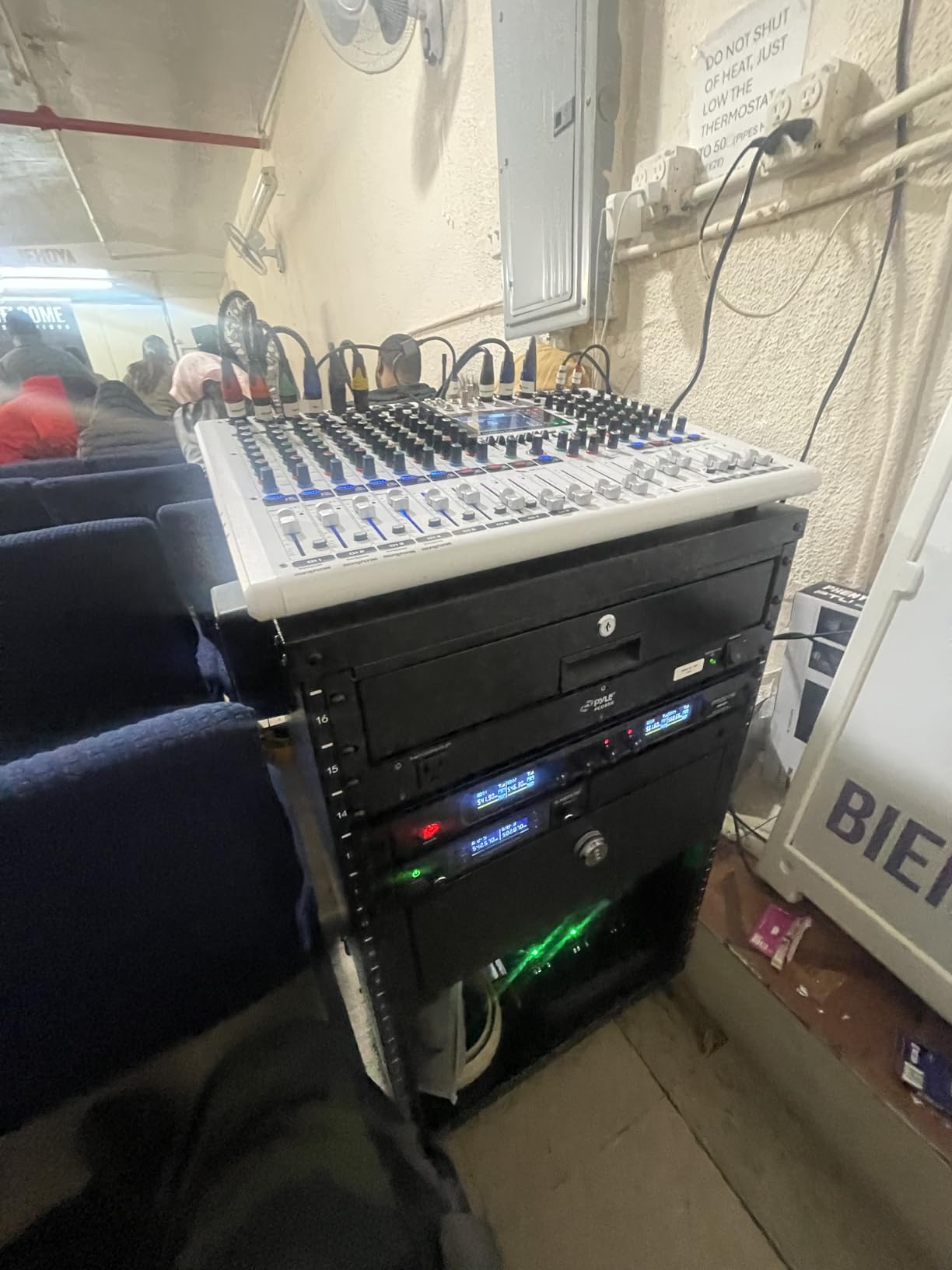 VEVOR 12U AV Rack Stand with Caster Wheels, Component Rack Cabinet Recording Studio Racks, Removable Side Panels, Universal Network Server Case customer photo 2