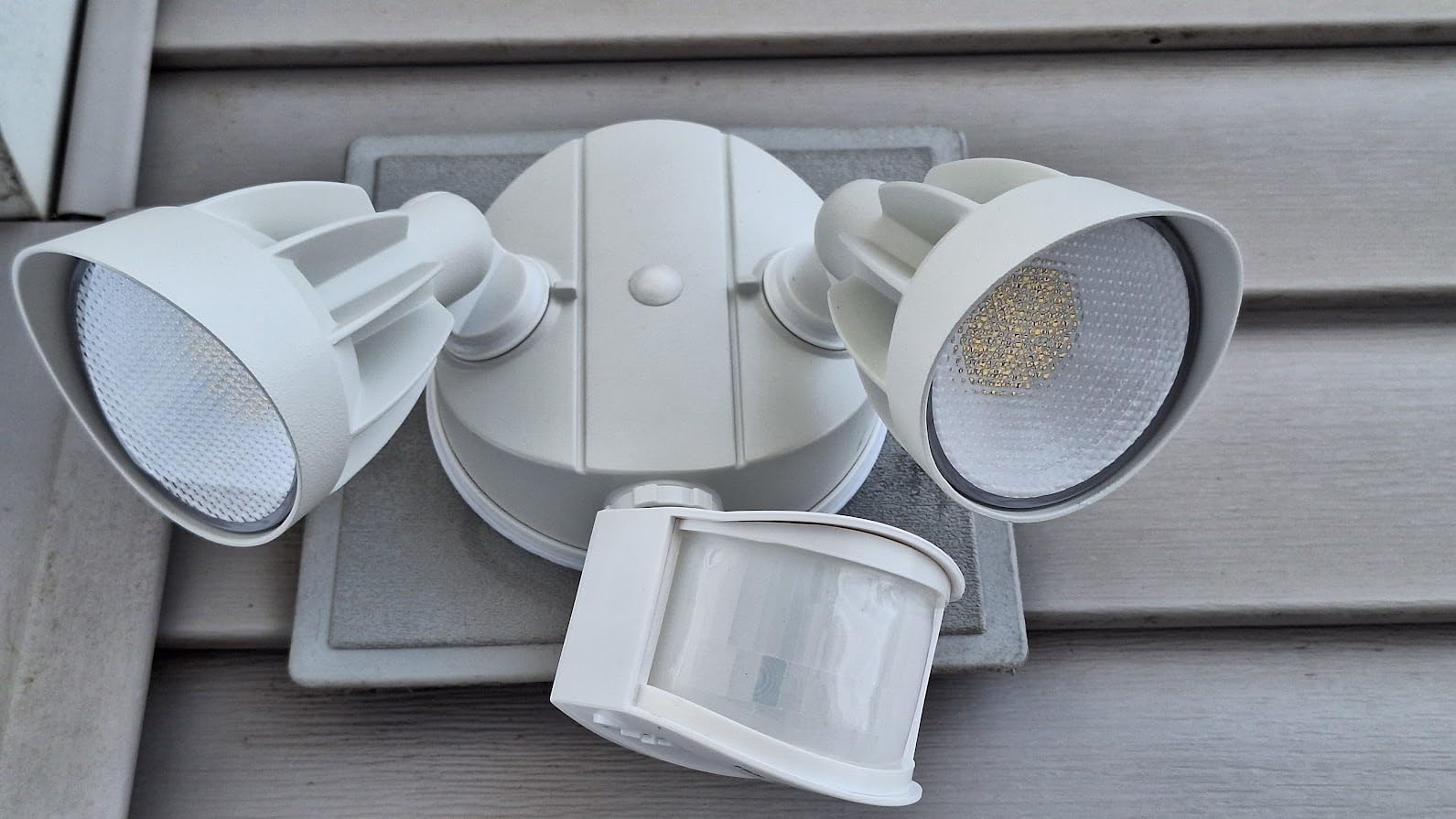 Philips 44W 4200 lm LED Security Light Outdoor w/PIR Motion Sensor, 5000K Daylight Flood Light, Waterproof, Dusk to Dawn, 2 Heads, 4 Modes customer photo 2