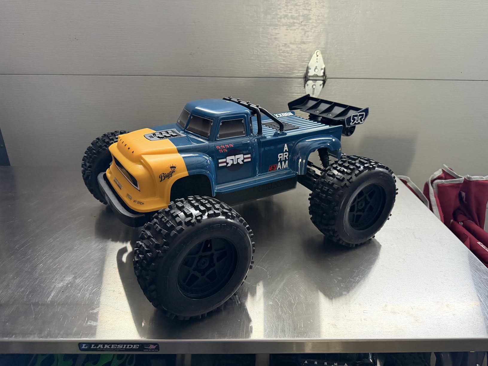 ARRMA RC Truck 1/8 Notorious 4X4 6S BLX BRUSHLESS V6 Stunt Truck RTR (Battery and Charger Not Included), Black, ARA8611V6T1 customer photo 1