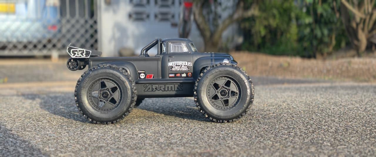 ARRMA RC Truck 1/8 Notorious 4X4 6S BLX BRUSHLESS V6 Stunt Truck RTR (Battery and Charger Not Included), Black, ARA8611V6T1 customer photo 2