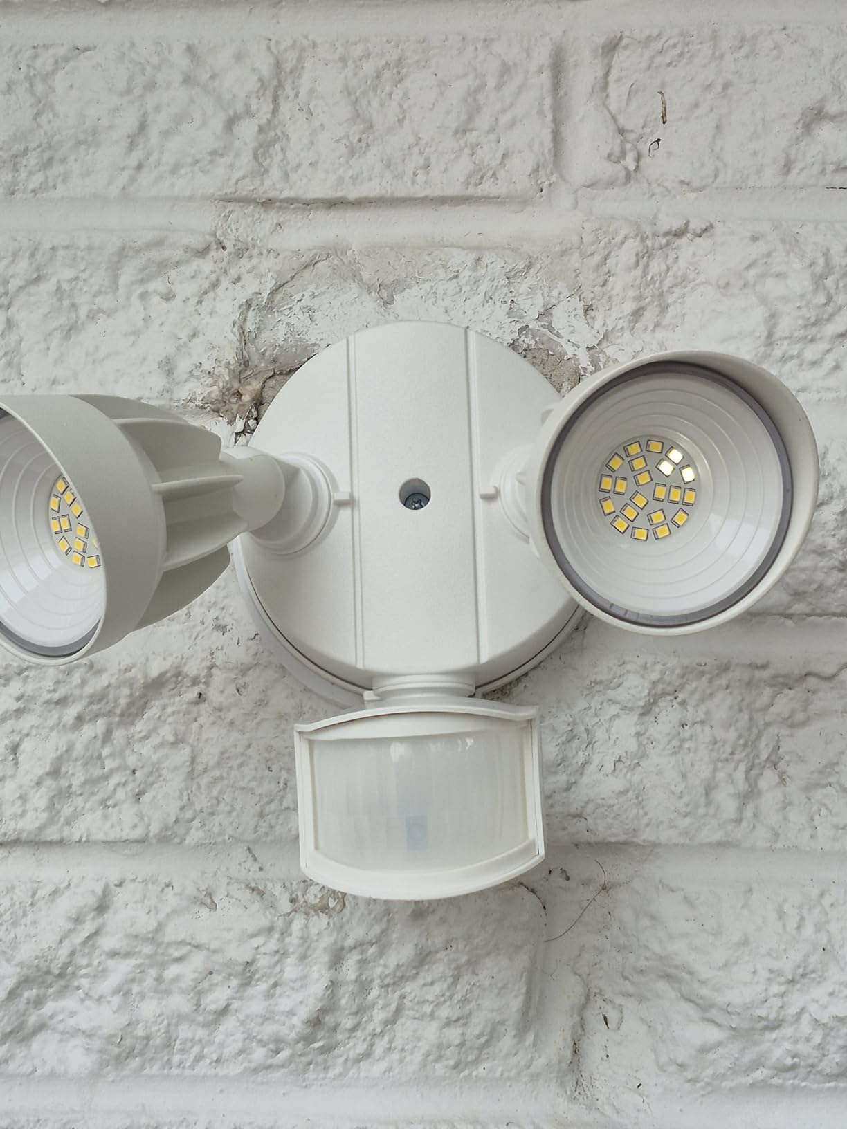 UME LED Security Light Motion Sensor Outdoor Lights, 27W 3000LM, 5000K, IP65 Waterproof, Dusk to Dawn, 2 Head Motion Detector Flood Light for Outside, Garage, Yard (Black) customer photo 1