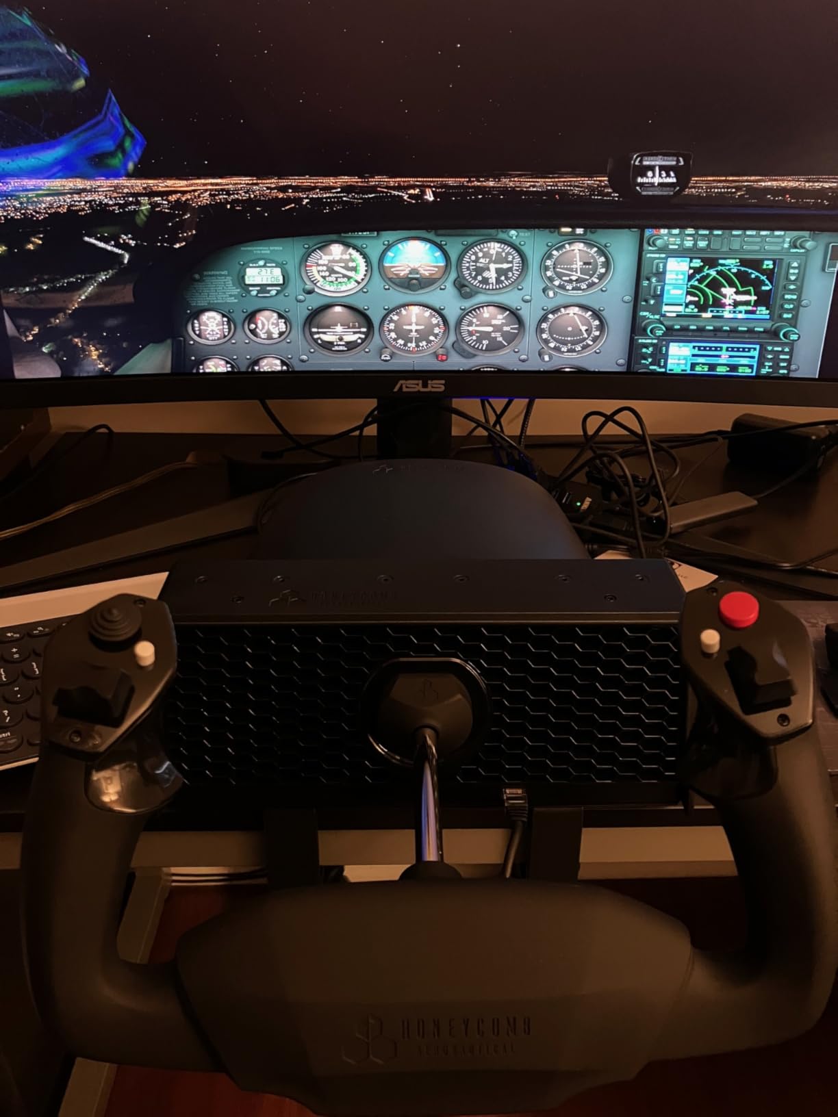 Honeycomb Alpha LITE - compact yoke for flight simulation, 180 rotation, programmable buttons, sturdy steel shaft, clear design perfect for sim beginners, plug & fly with MSFS 2024 customer photo 2