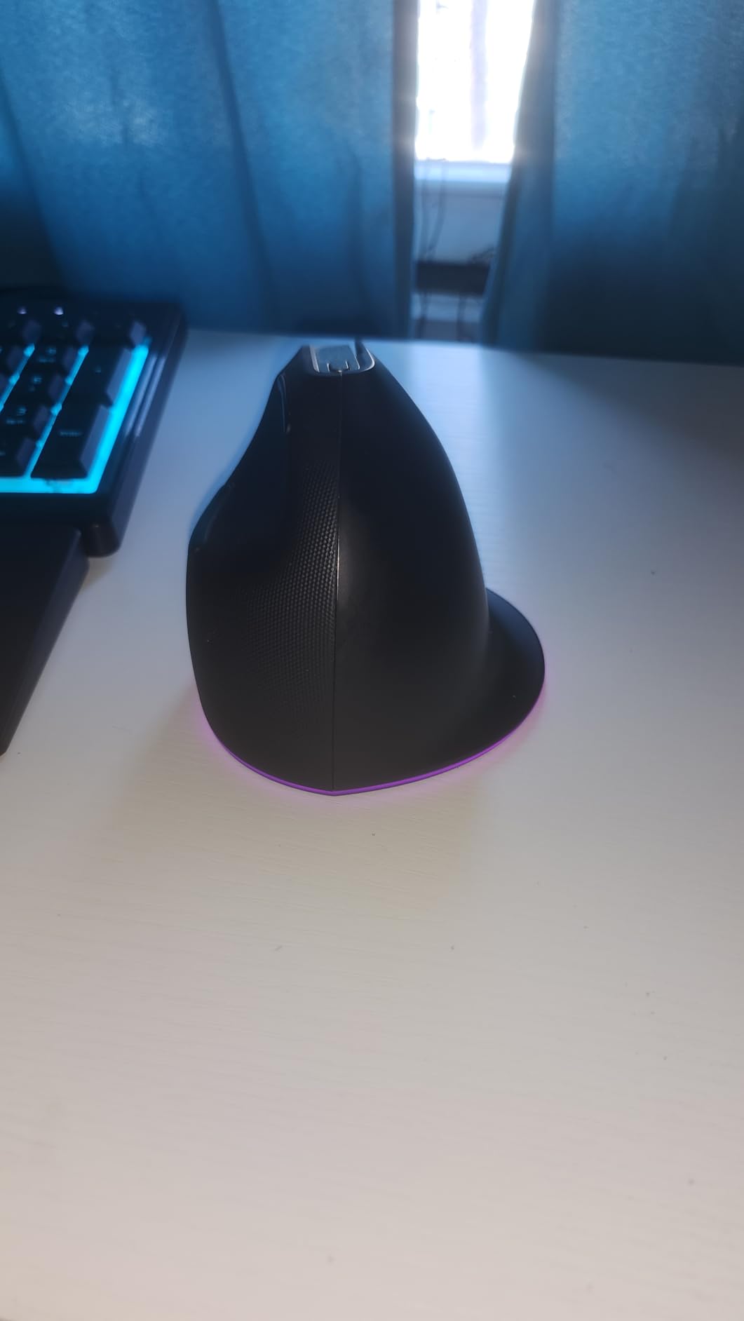 Razer Pro Click V2 Vertical Wireless Mouse: 6 Button Ergonomic Design - One Click AI Prompt - Supports Windows & Mac - Multi Device Connectivity via 2.4GHz, Bluetooth, or USB C Wired Mode - Chroma RGB customer photo 1