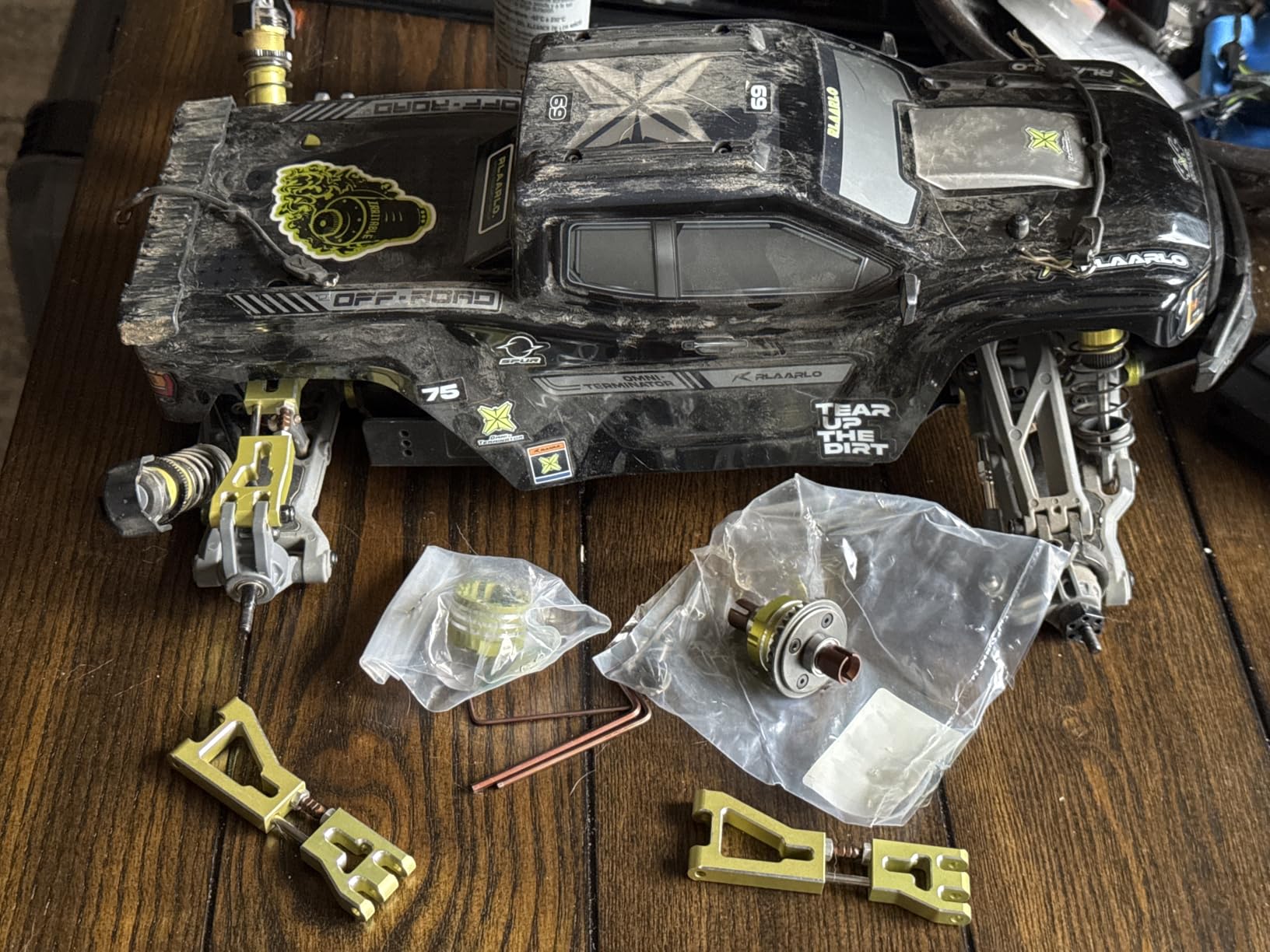 RIAARIO 1/10 Brushless RC Cars, Monster Truck, 50+ MPH, 4WD, Waterproof, Carbon Fiber, Black, Ages 8+ customer photo 1