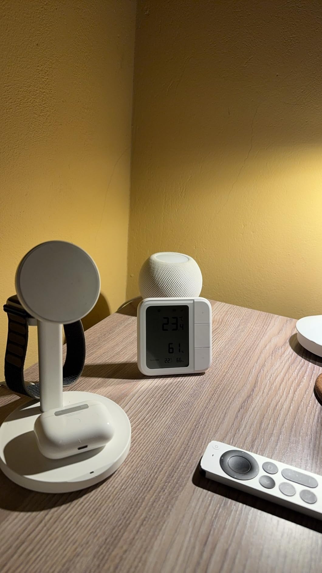 Aqara Thread/Zigbee Smart Climate Sensor W100, Temperature and Humidity Monitoring, Wireless Remote HVAC Control, 3 Customizable Smart Buttons, Works with HomeKit, Alexa, Google & More customer photo 1