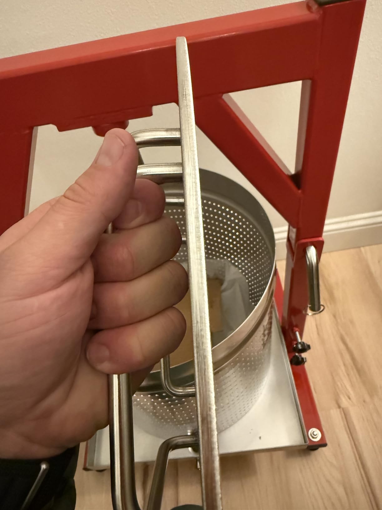 10.6 Gallon / 40L Mosakar Hydraulic Fruit Press. 5 Ton Pressure. Juice Contact Parts are AISI 304 Stainless Steel. Grape Wine Apple Cider Press for Home Use customer photo 2