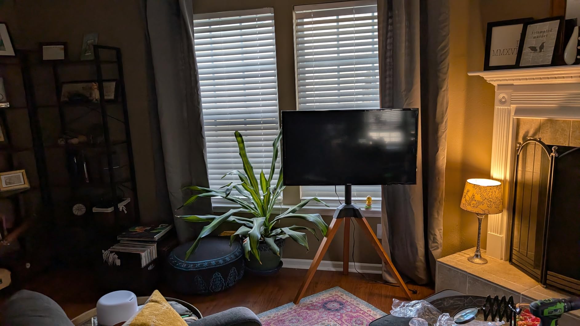 VEVOR Tripod Easel TV Stand, for 40-65 inch Flat Screen/Curved TVs Up to 99 lbs, 18 Degree Left-Right Rotation Portable TV Stand with Oak Wood Legs, for Bedroom, Living Room, Studio, MAX VESA 600 x 400 mm customer photo 1