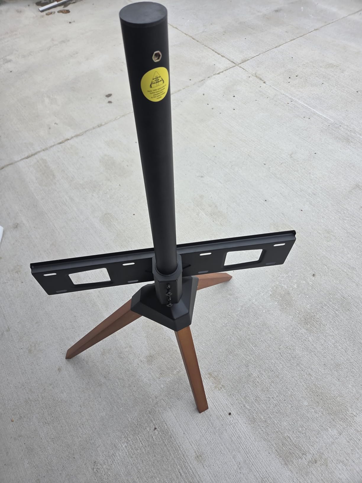 VEVOR Tripod Easel TV Stand, for 40-65 inch Flat Screen/Curved TVs Up to 99 lbs, 18 Degree Left-Right Rotation Portable TV Stand with Oak Wood Legs, for Bedroom, Living Room, Studio, MAX VESA 600 x 400 mm customer photo 2