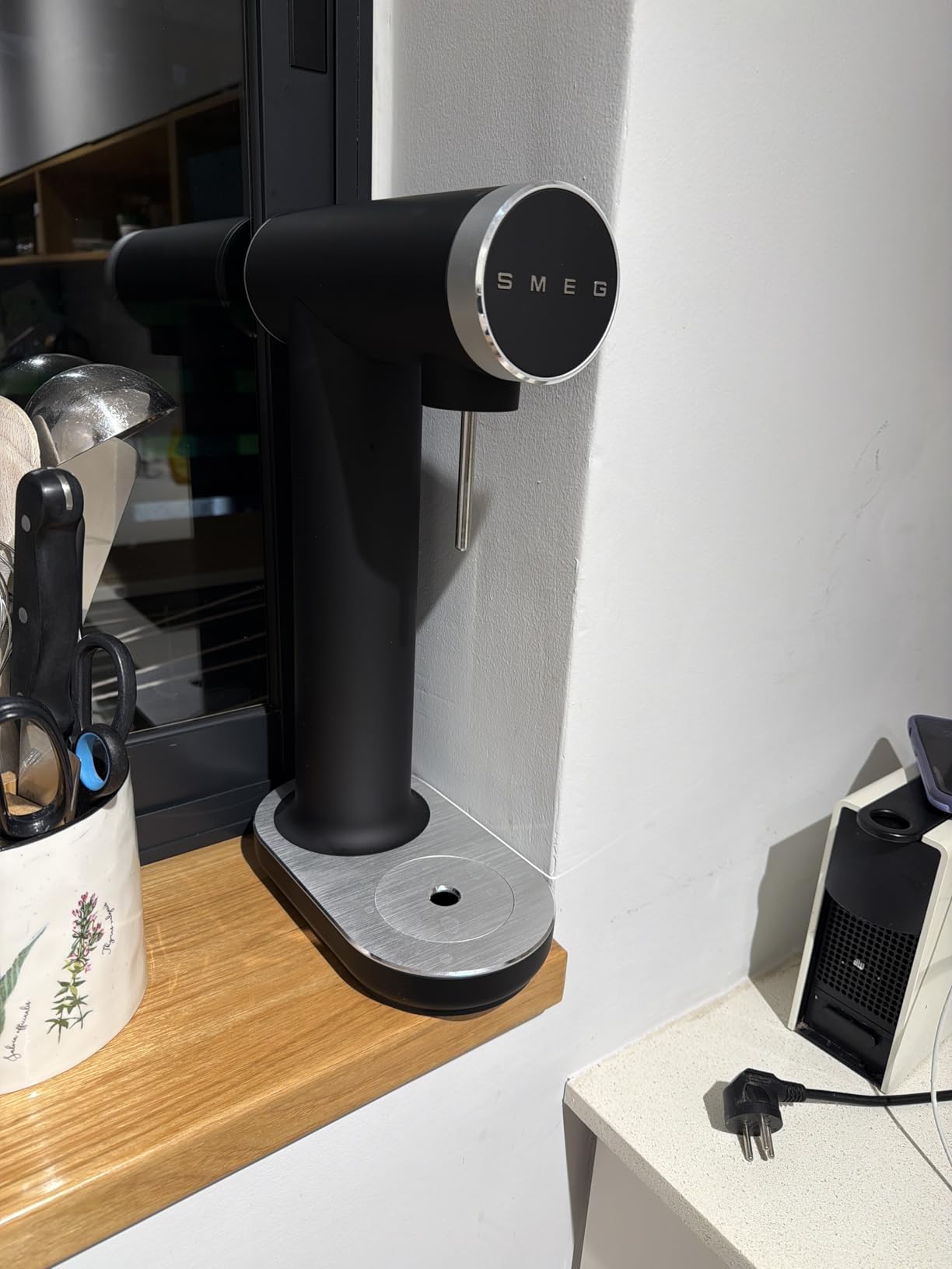 SMEG Soda Maker - Sparkling Water Machine for Kitchen Counter - Collezione - Includes 1L Bottle - Compatible with Standard 60L CO₂ Cylinders (Matte Black) customer photo 1