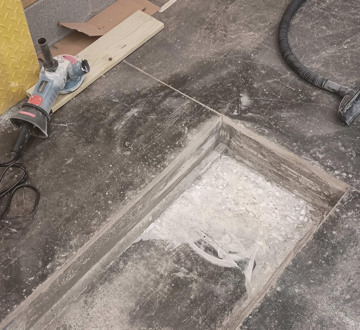 Wohenhao 5 Inch Concrete Planer 1500W with Dust Extraction Shroud and Diamond Cup Wheel, Floor Carpet Vinyl & Tile Adhesive Removal Machine (With x2 Grinding Wheel) customer photo 1