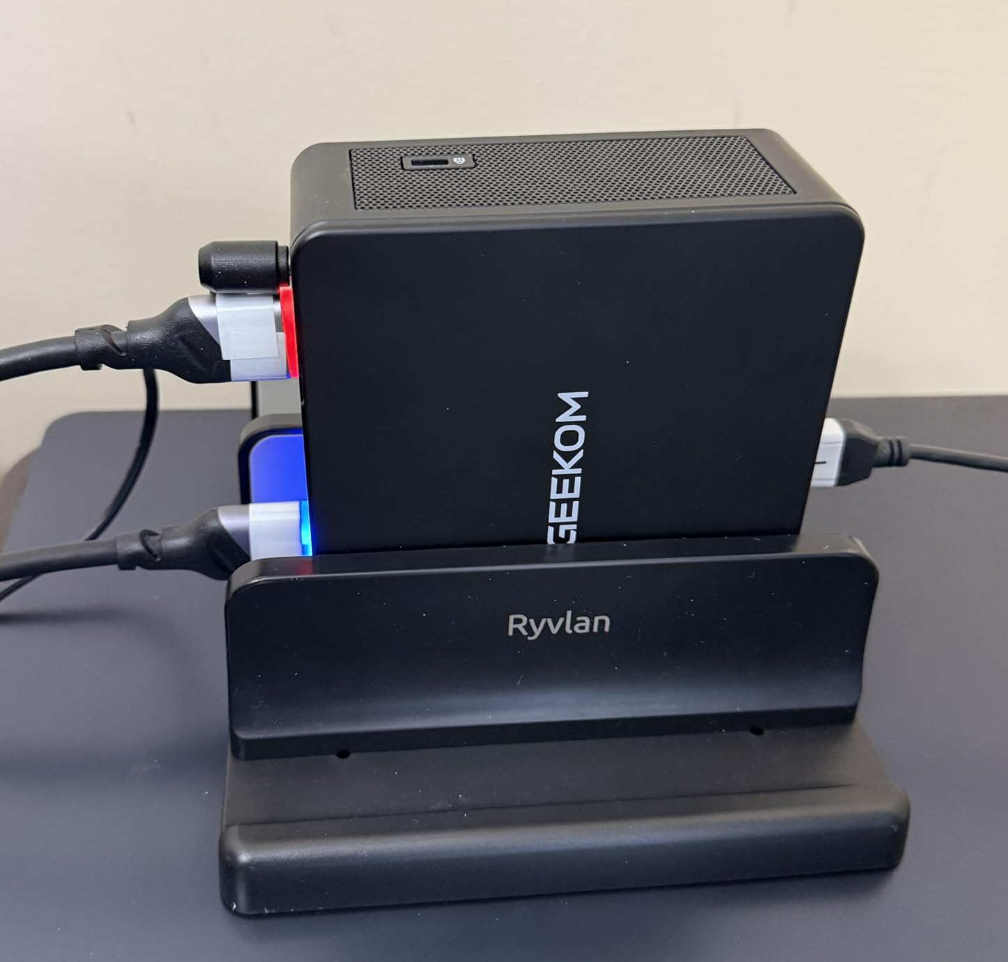 GEEKOM IT15, The Most Powerful AI Mini PC with Intel Ultra 9 285H(15th Gen) 99 Tops | 32GB DDR5, 2TB SSD | Arc 140T GPU | WiFi 7, 8K Quad Display, Win11 Pro, Video Editing, Coding, and Multitasking customer photo 1