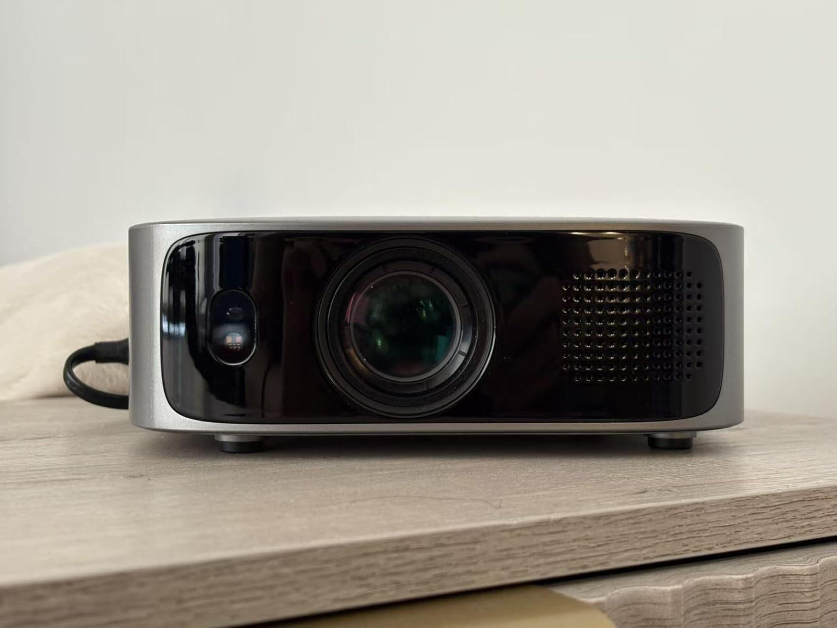 [Short Throw/Built in Apps] Projector 4K with WiFi and Bluetooth, 2000ANSI TOF Auto Focus Keystone Smart Projector for Dolby Audio Home Theater Movie, Kogata Outdoor Projector Portable Ceiling Gray customer photo 2