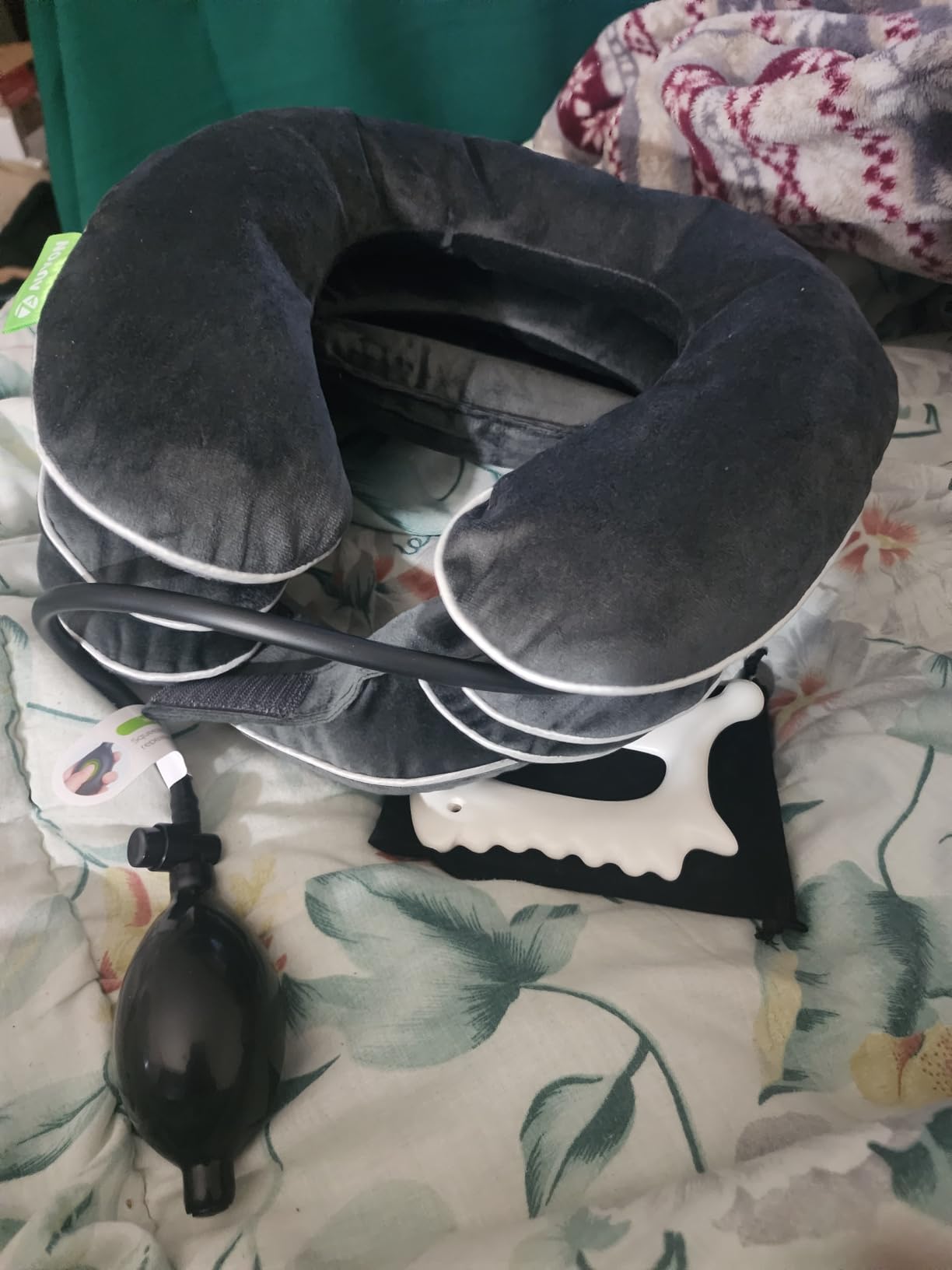 AUVON Inflatable Neck Stretcher for Cervical Traction, Cervical Stretcher with 3-Layer Design in Varying Sizes for Instant Relief, Neck Brace Pillow for Neck Support, Decompression Home Use, L Size customer photo 1