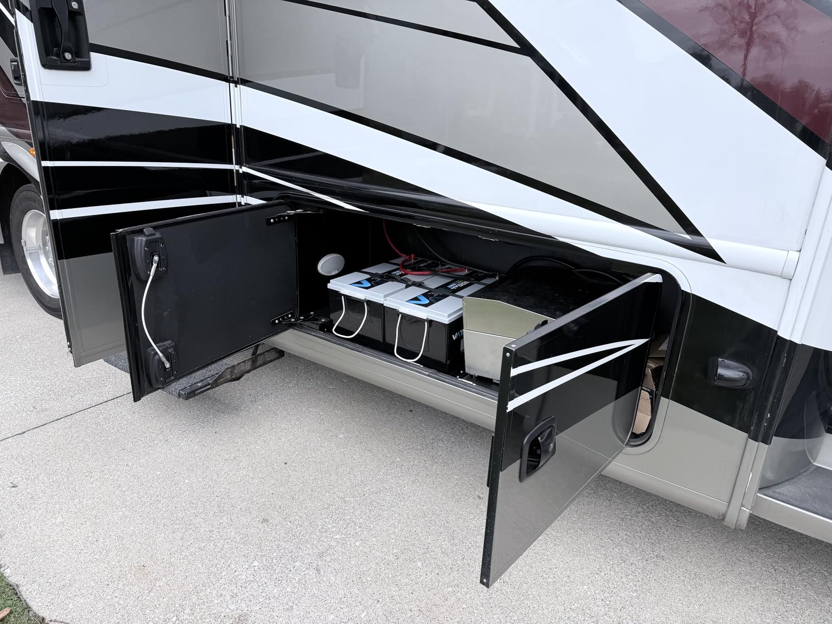 12.8V 300Ah Self-Heating LiFePO4 Lithium Battery with APP Monitoring, Built-in 200A BMS, Rechargeable 3840Wh Energy Battery for Trolling Motor, RV, Marine, Solar, Camping, Backup Power, Off-Grid customer photo 2
