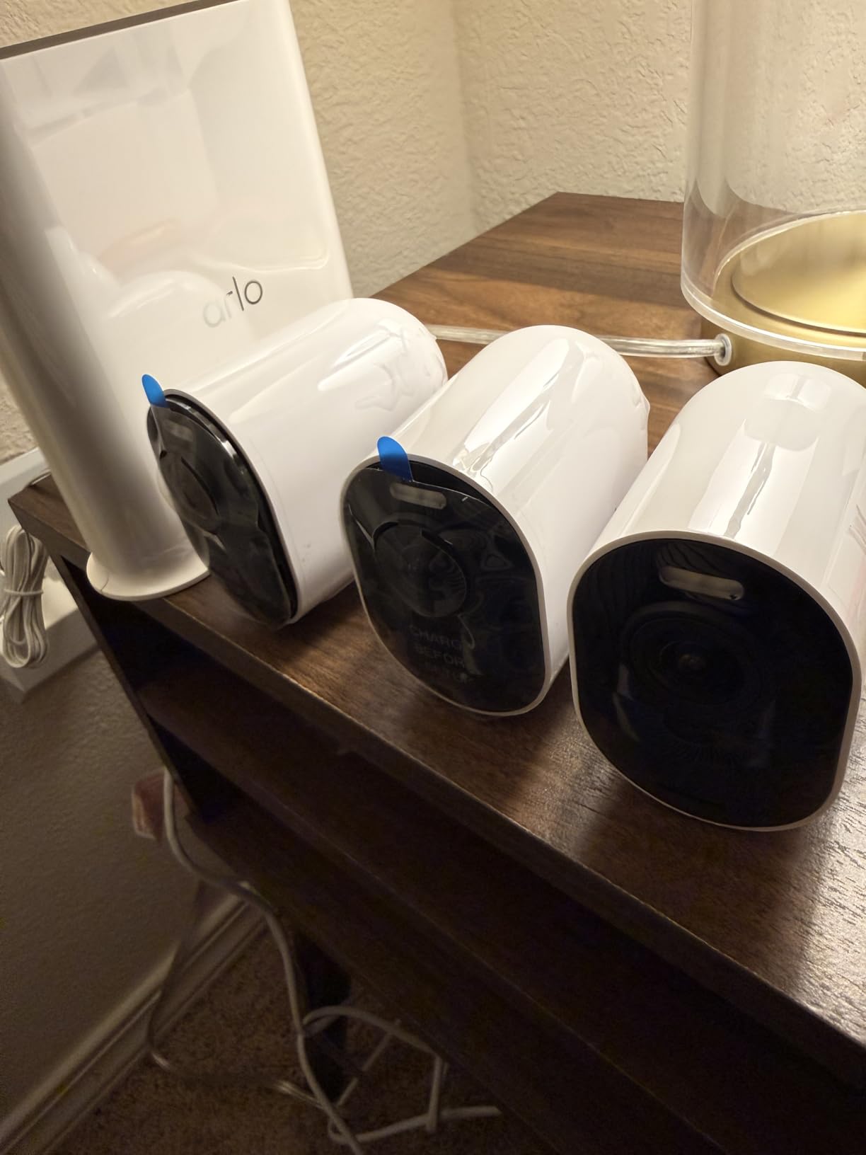 Arlo Ultra Security Camera 4K HDR (3rd Gen, 2025 Release) + SmartHub, Battery Power, Emergency Response, AI Captions, 180° Field of View, 4 Cam, White, Indoor/Outdoor customer photo 1