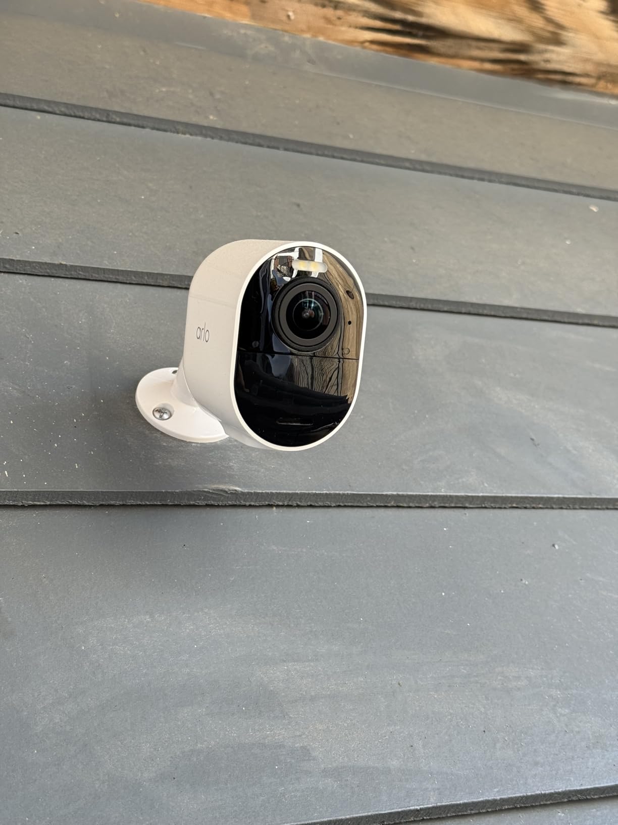 Arlo Ultra Security Camera 4K HDR (3rd Gen, 2025 Release) + SmartHub, Battery Power, Emergency Response, AI Captions, 180° Field of View, 4 Cam, White, Indoor/Outdoor customer photo 2