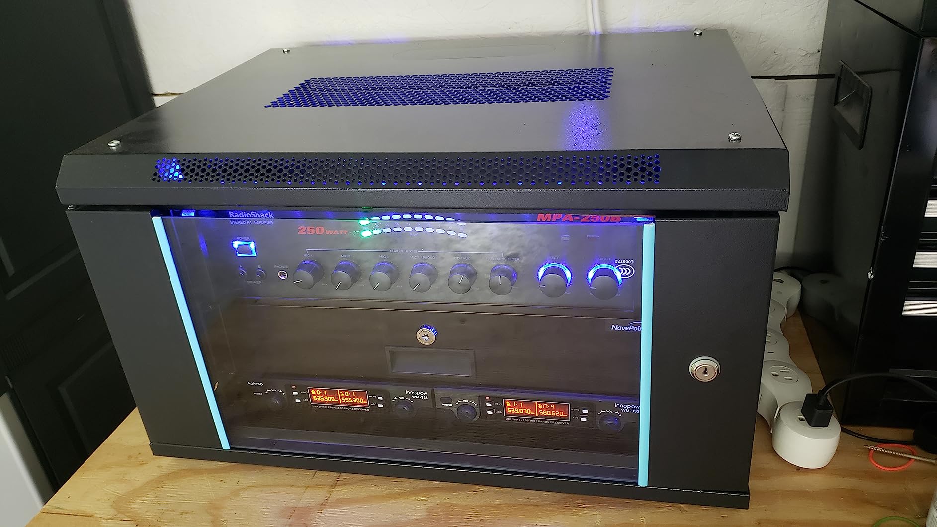 VEVOR 22U Server Rack Cabinet, Network Cabinet Wall Mount, 23.6 in Depth, Network Rack Enclosure with Locking Tempered Glass Door, 4 Casters, Side Panels customer photo 1