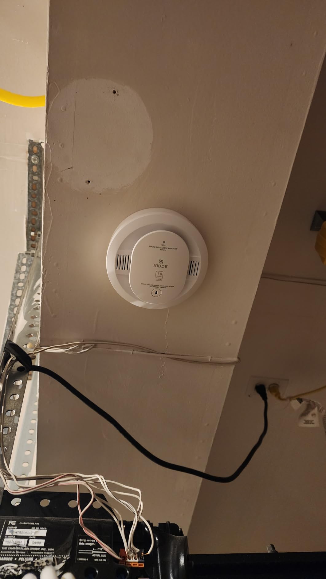 Kidde Smart Smoke and Carbon Monoxide Detector, Ring App Enabled for Real-Time Notifications, Wire-Free Interconnectivity, AA Battery Powered customer photo 1
