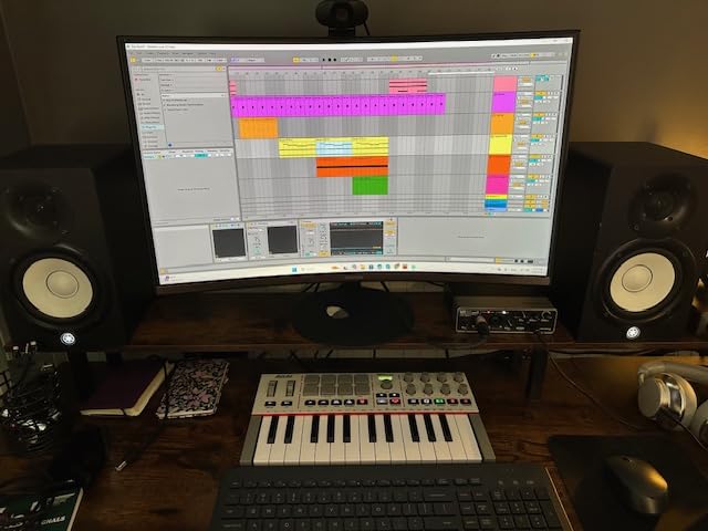 Akai MPK Mini IV USB-C MIDI Keyboard Controller for Beginners and Producers - MPC Drum Pads, 360° Knobs, Pitch and Mod Wheels, Production Software, Native Instruments Sound Package, Black customer photo 1