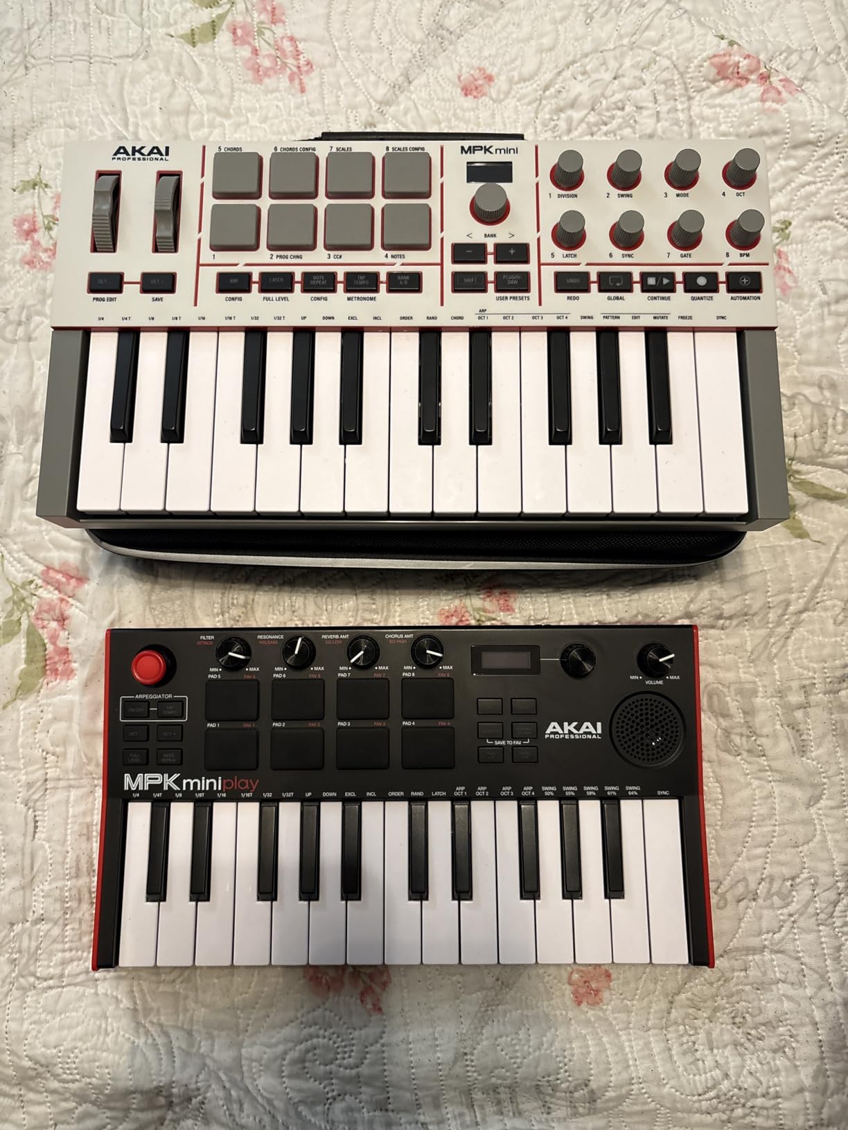 Akai MPK Mini IV USB-C MIDI Keyboard Controller for Beginners and Producers - MPC Drum Pads, 360° Knobs, Pitch and Mod Wheels, Production Software, Native Instruments Sound Package, Black customer photo 2