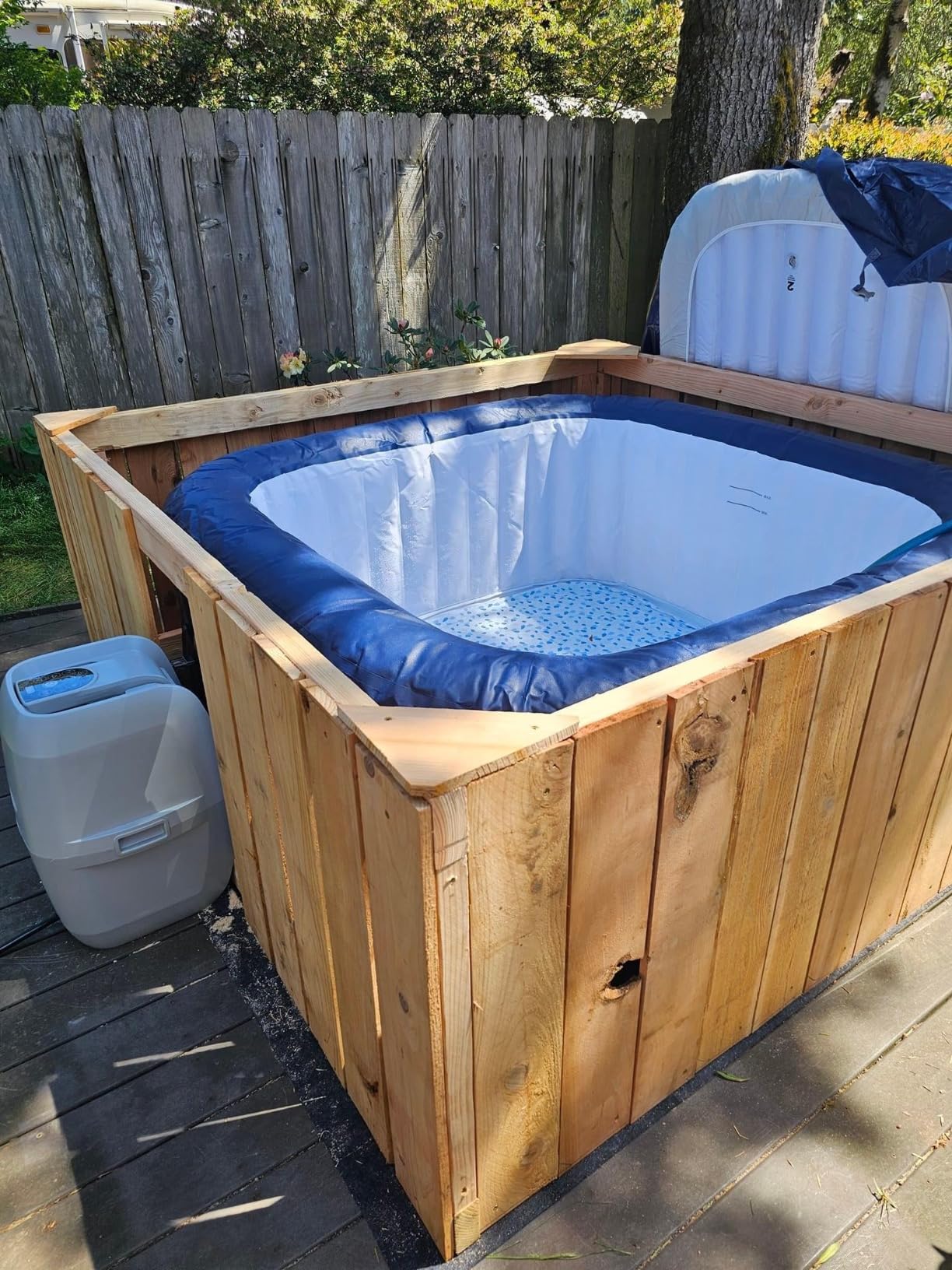 Bestway SaluSpa Hawaii 4 to 6 Person Inflatable Hot Tub, Square Energy-Efficient Portable Outdoor Spa with 140 AirJets, 71