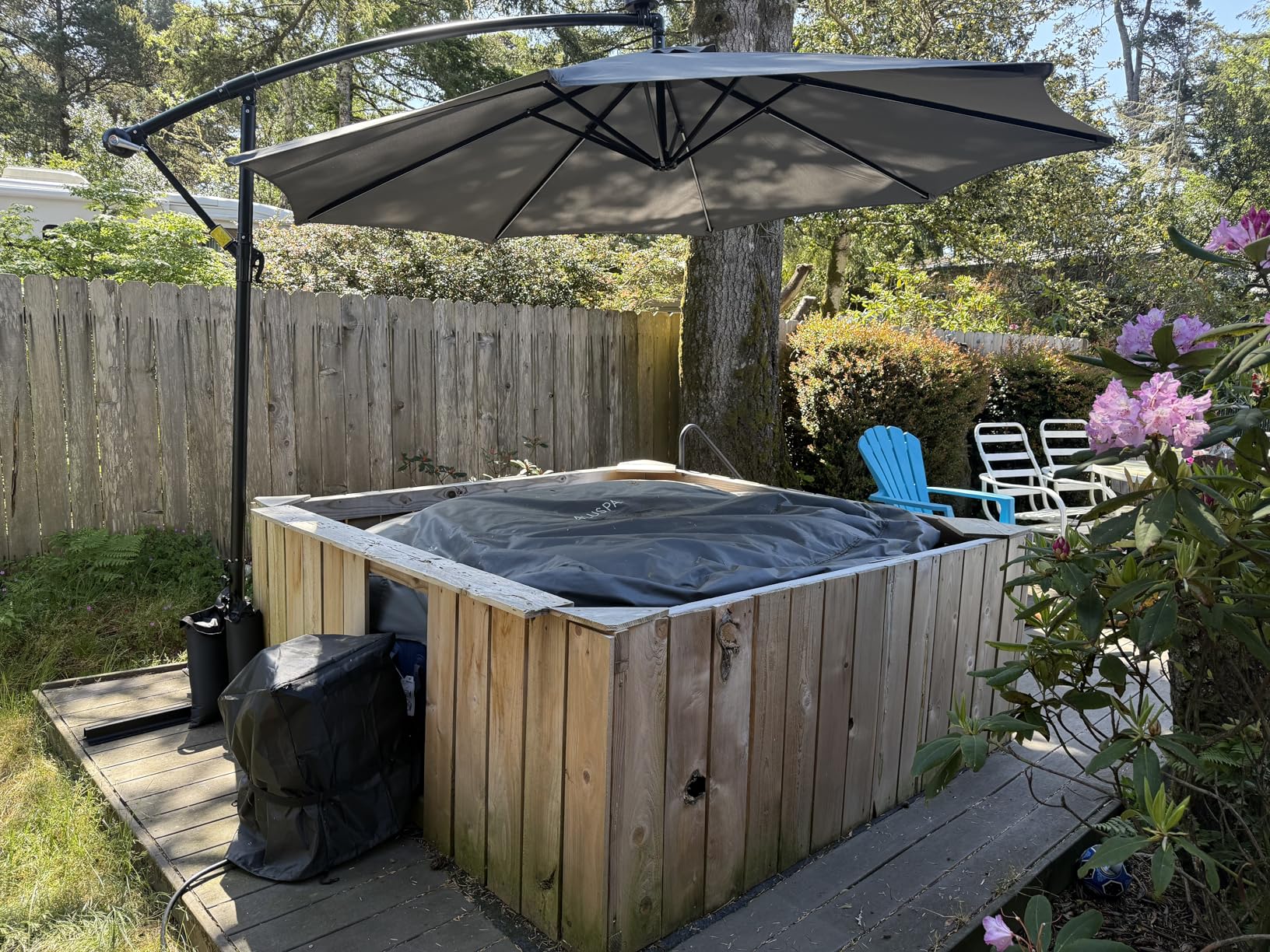 Bestway SaluSpa Hawaii 4 to 6 Person Inflatable Hot Tub, Square Energy-Efficient Portable Outdoor Spa with 140 AirJets, 71